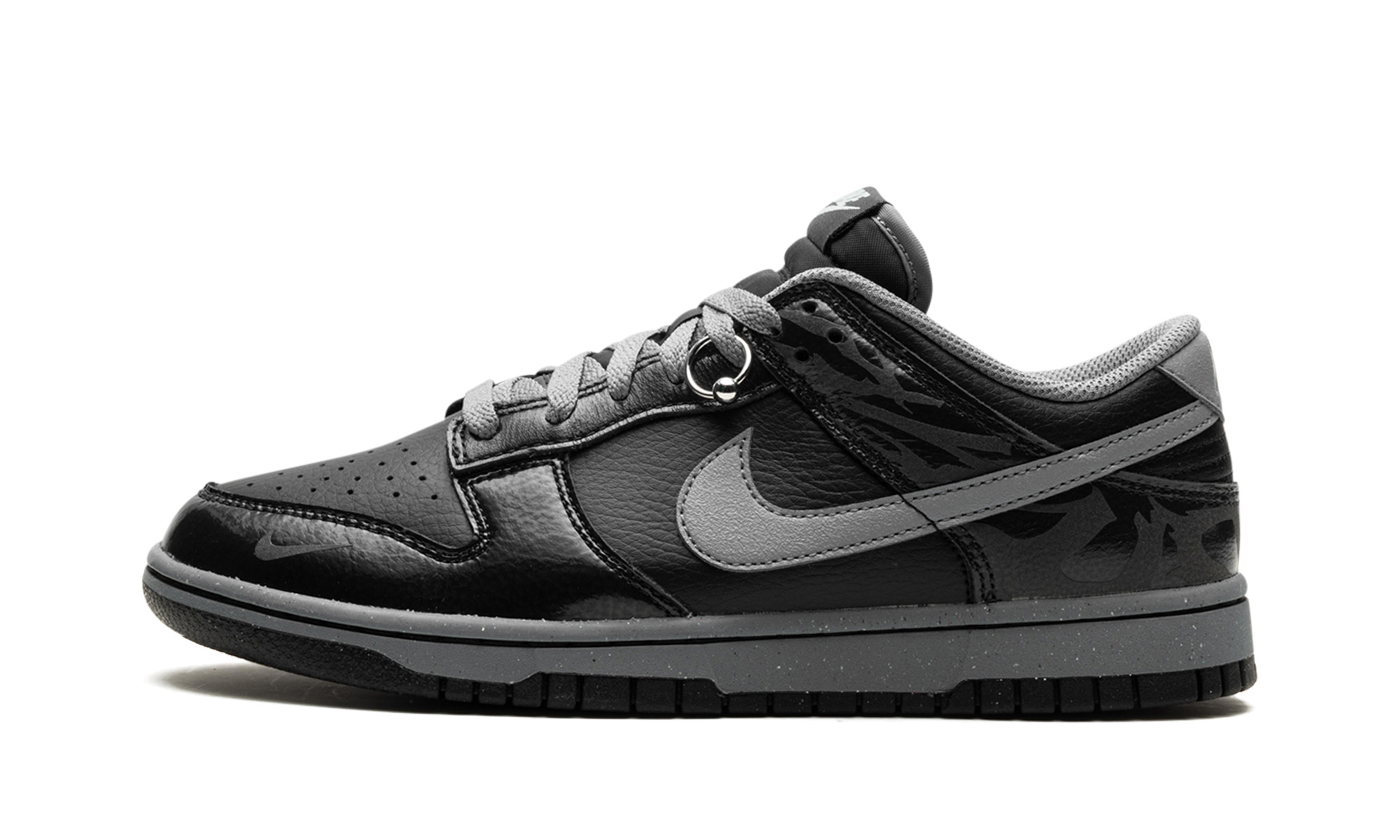 ◆正規品◆NIKE DUNK LOW DARK SULFAR (W)◆関税/送料込◆人気◆ ナイキ「ダンク LOW “Dark Sulfur”」は年中活躍間違いなしの万能