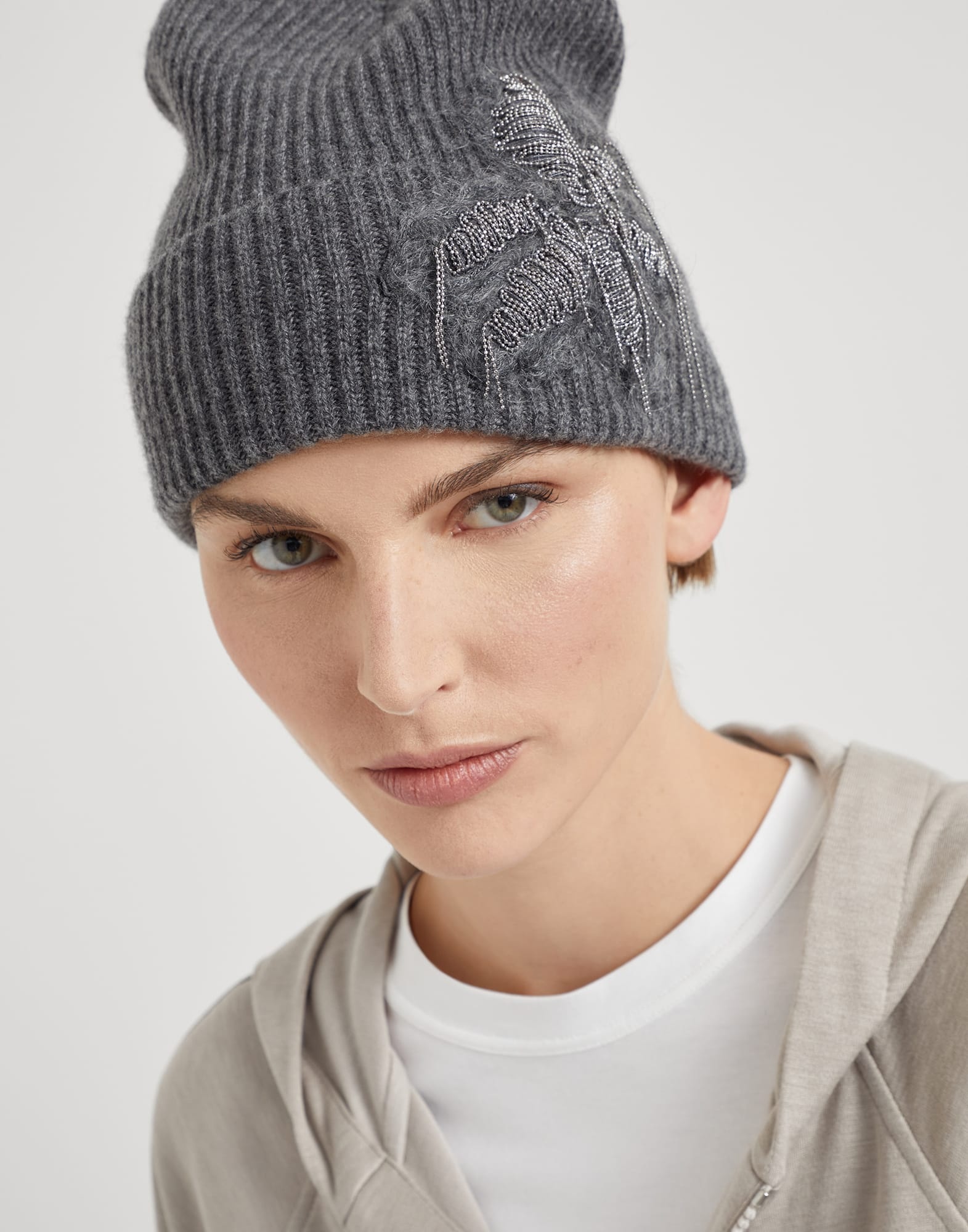 Cashmere rib knit beanie with precious flower crest - 3