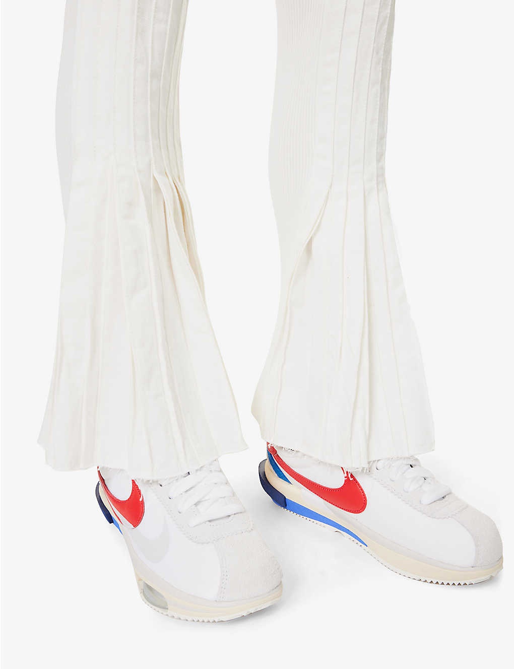 Pleated flared-leg mid-rise cotton trousers - 10