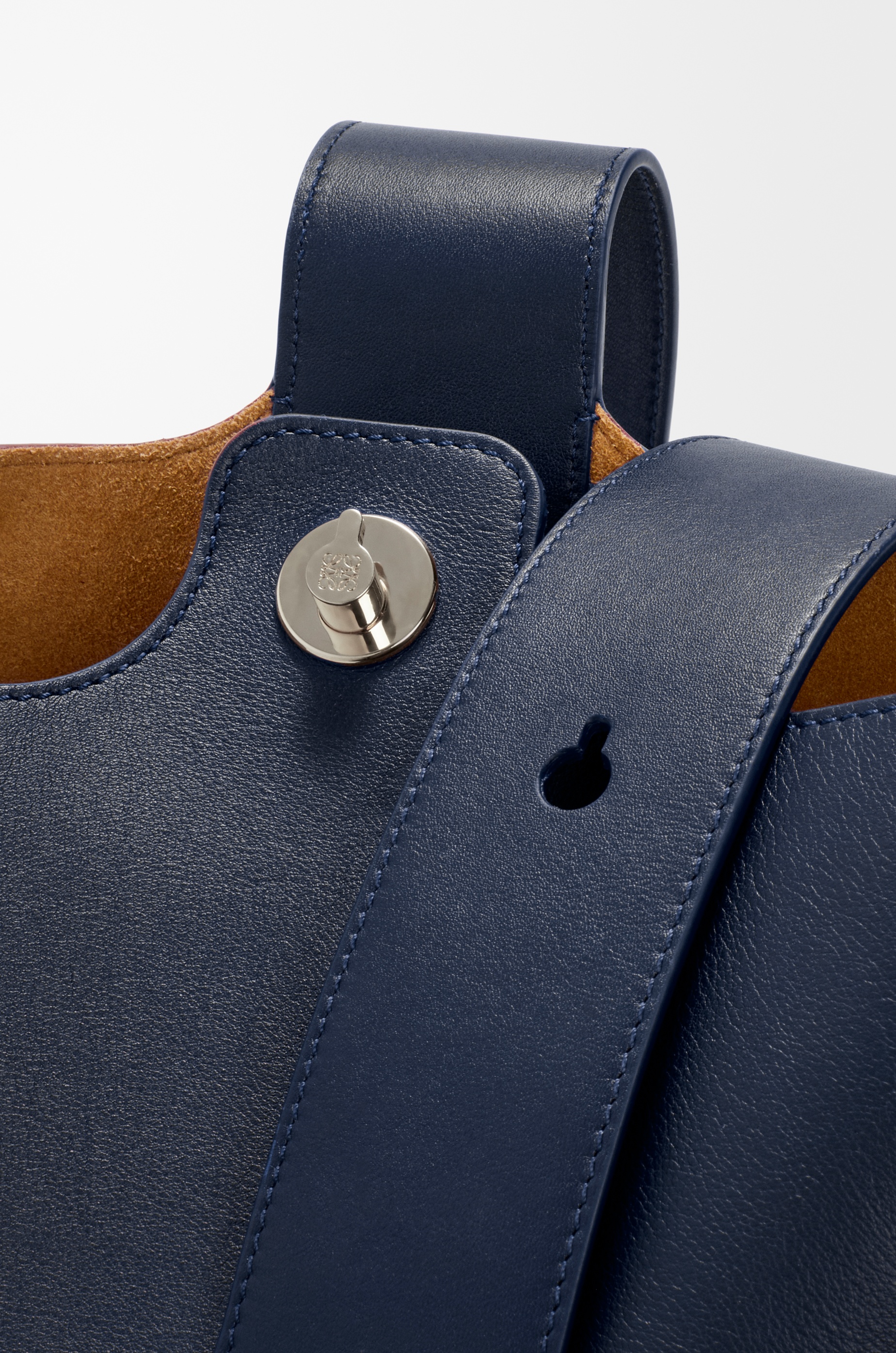 Medium Pebble Bucket bag in mellow calfskin - 8