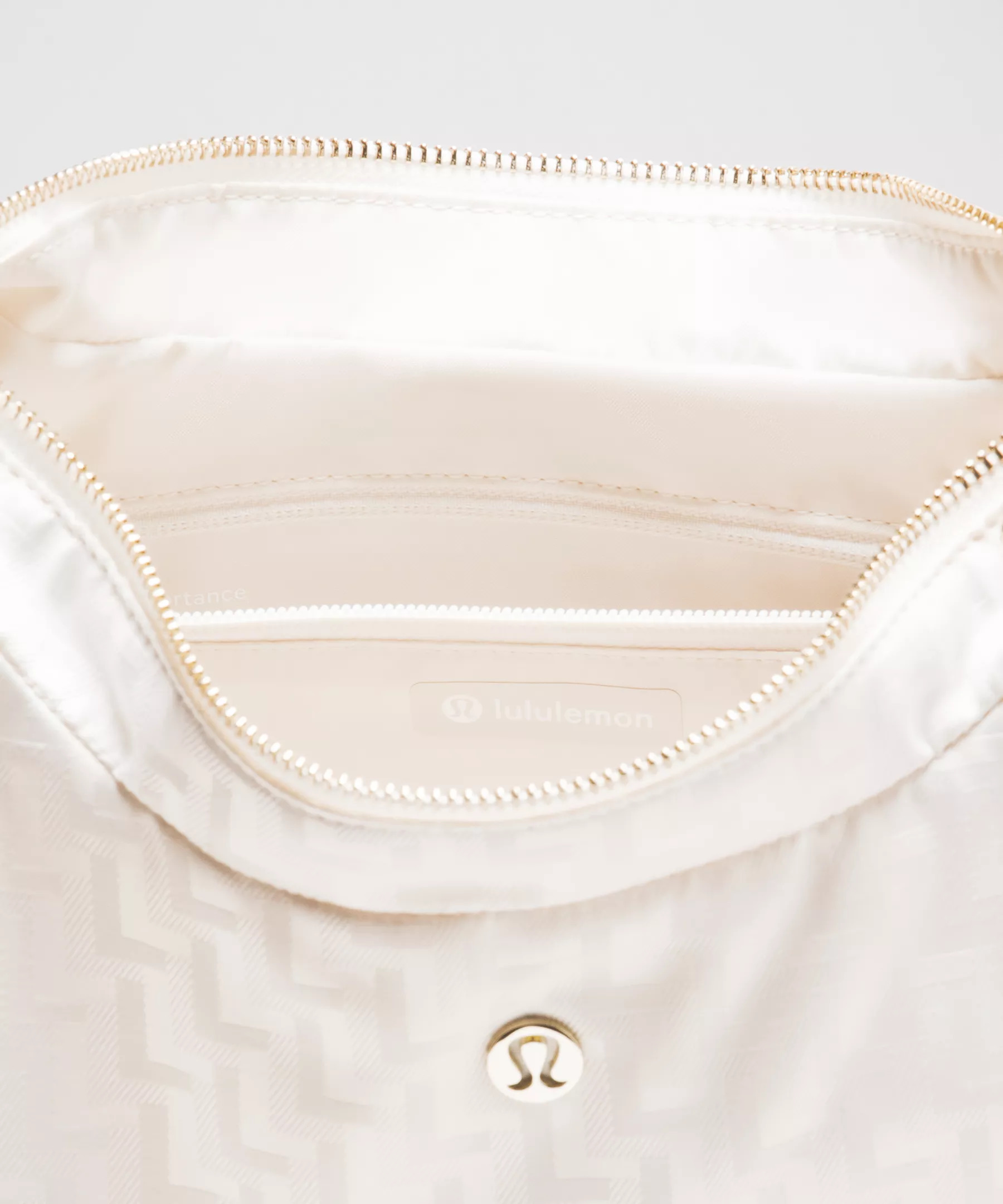 City Essentials Shoulder Bag 4L *L Monogram Jacquard - 5