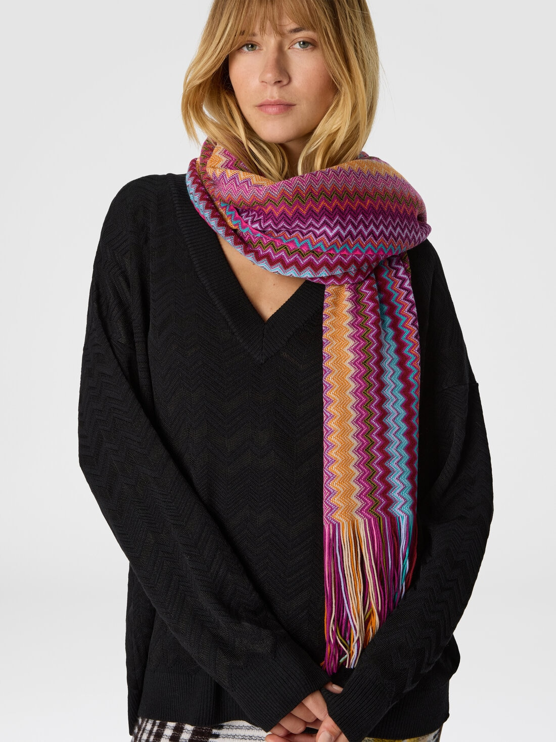 Scarf with zigzag pattern and fringes - 3