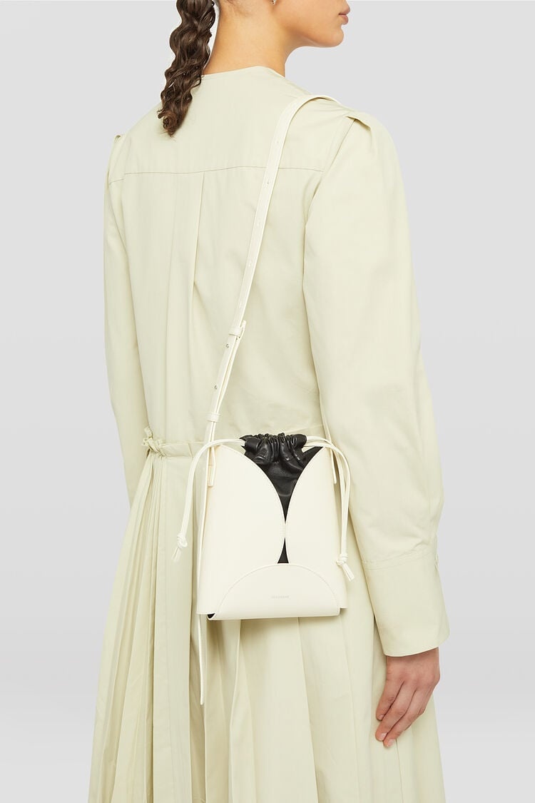 【送料&関税込】Jil Sander curve Media White Leather Crossbo Jil Sander Small Curve Cross Body Bag | White | FARFETCH