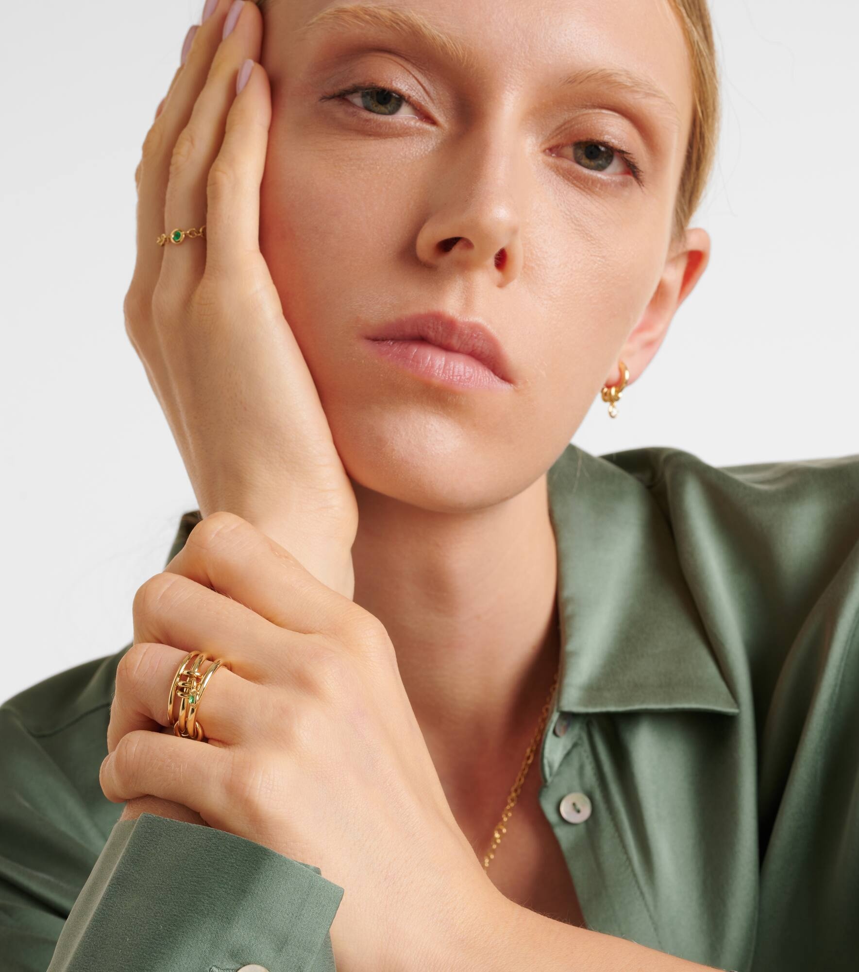 Piera 18kt gold linked rings with emerald - 3