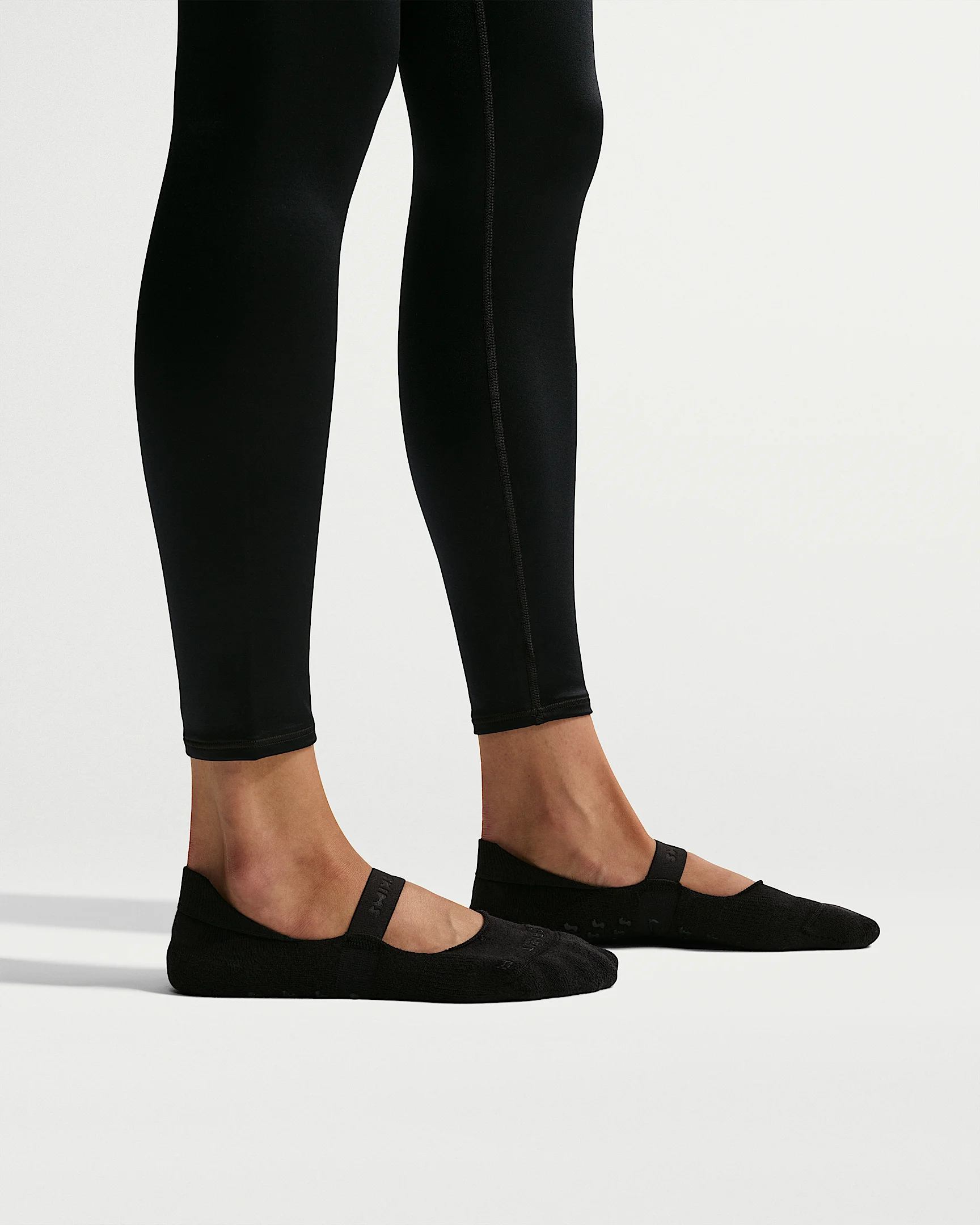 NikeSKIMS Women's Dri-FIT Pilates Grip No-Show Socks (1 Pair) - 1
