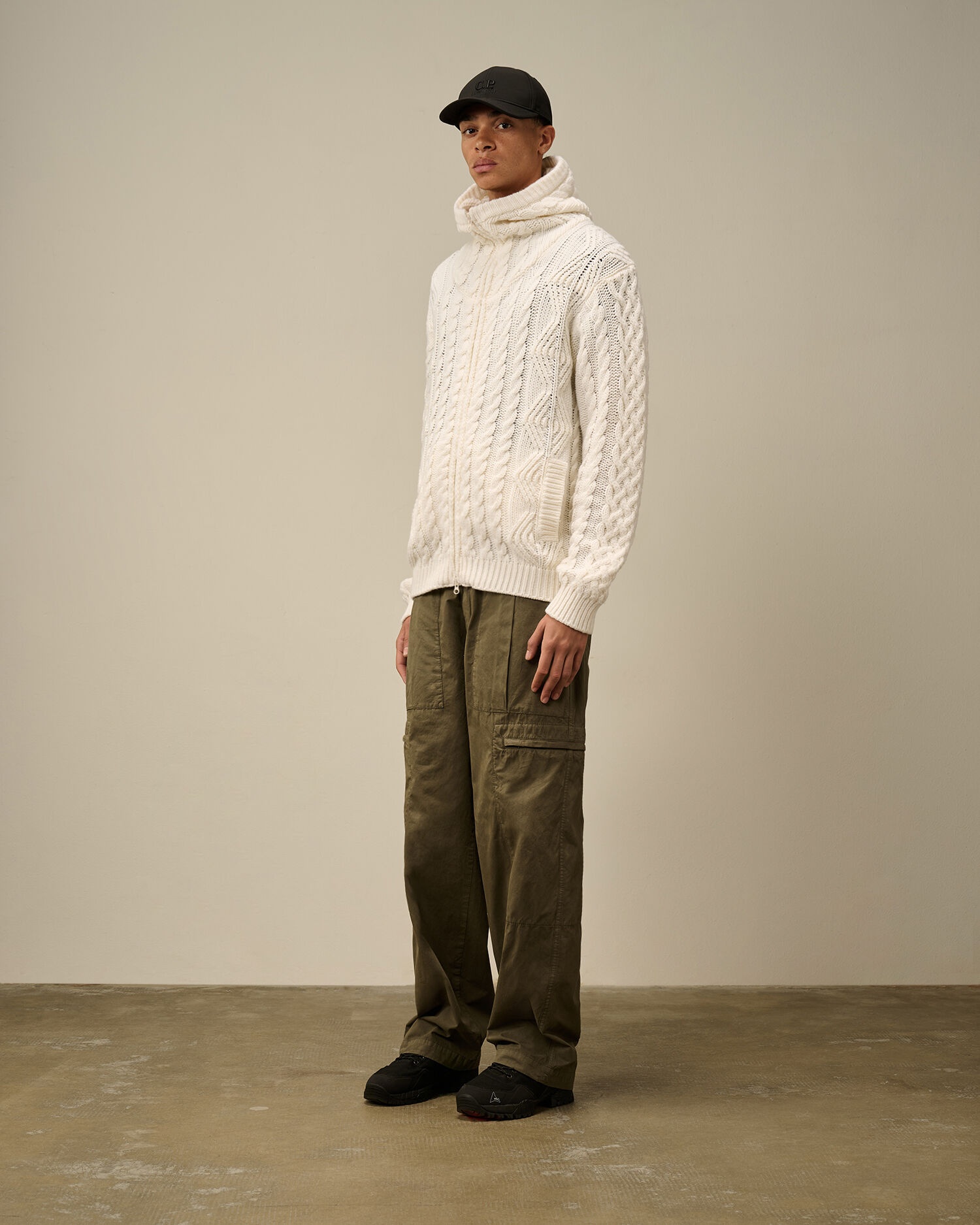 C.P. Company ウールニット C.P. Company Lambswool Hooded Zipped Logo Knit | REVERSIBLE