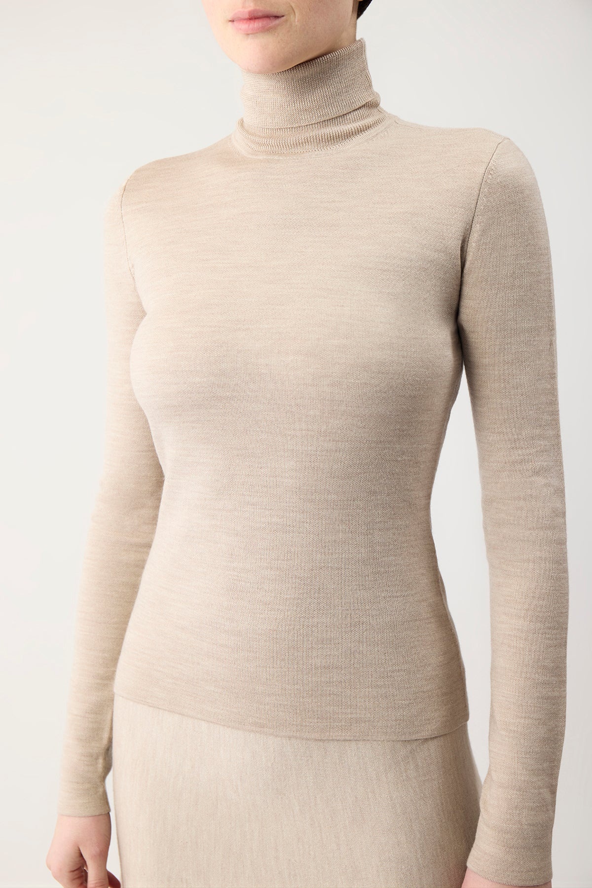 May Turtleneck in Oatmeal Cashmere Wool - 5