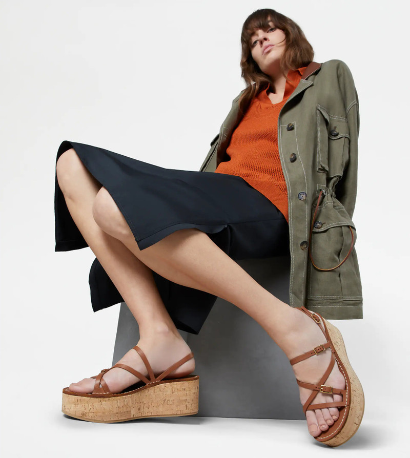 Tod's WEDGE SANDALS IN LEATHER - BROWN outlook
