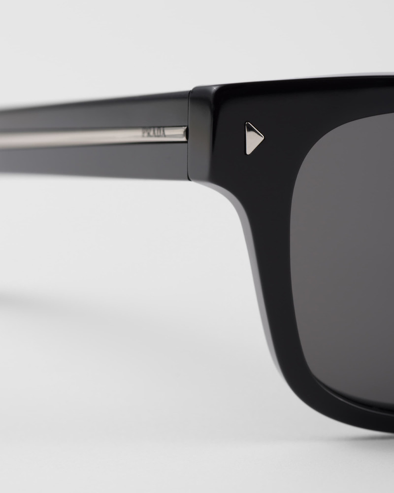 Sunglasses with iconic metal plaque 4