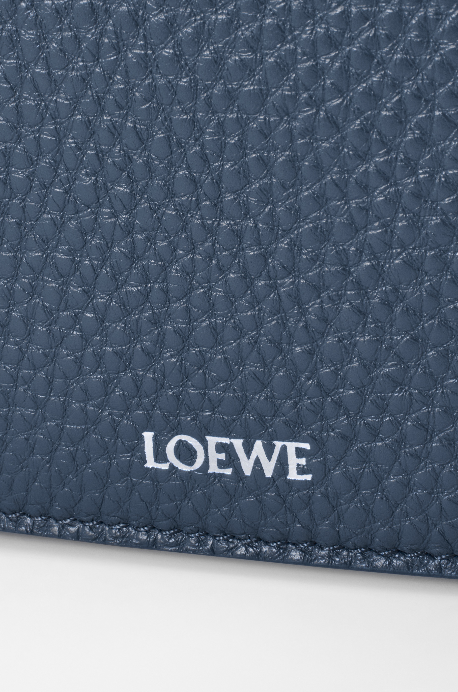 Medium Pebble messenger bag in supple grained calfskin - 4