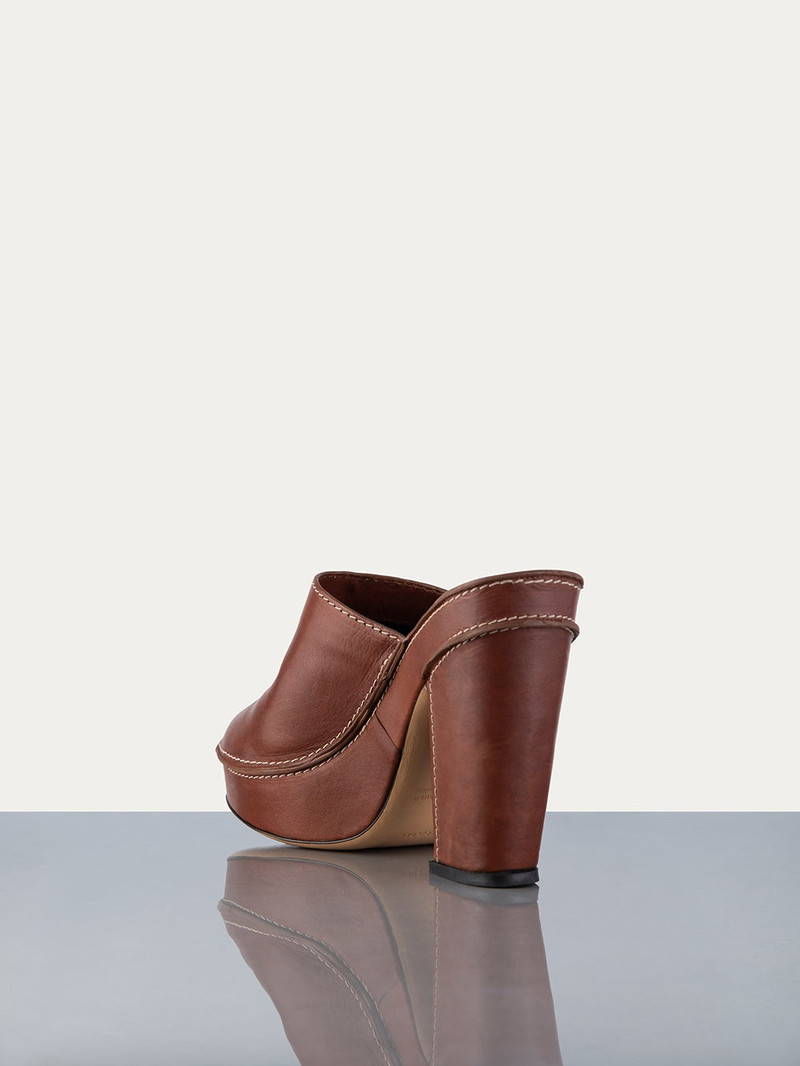 Elio Clog in Tobacco 4