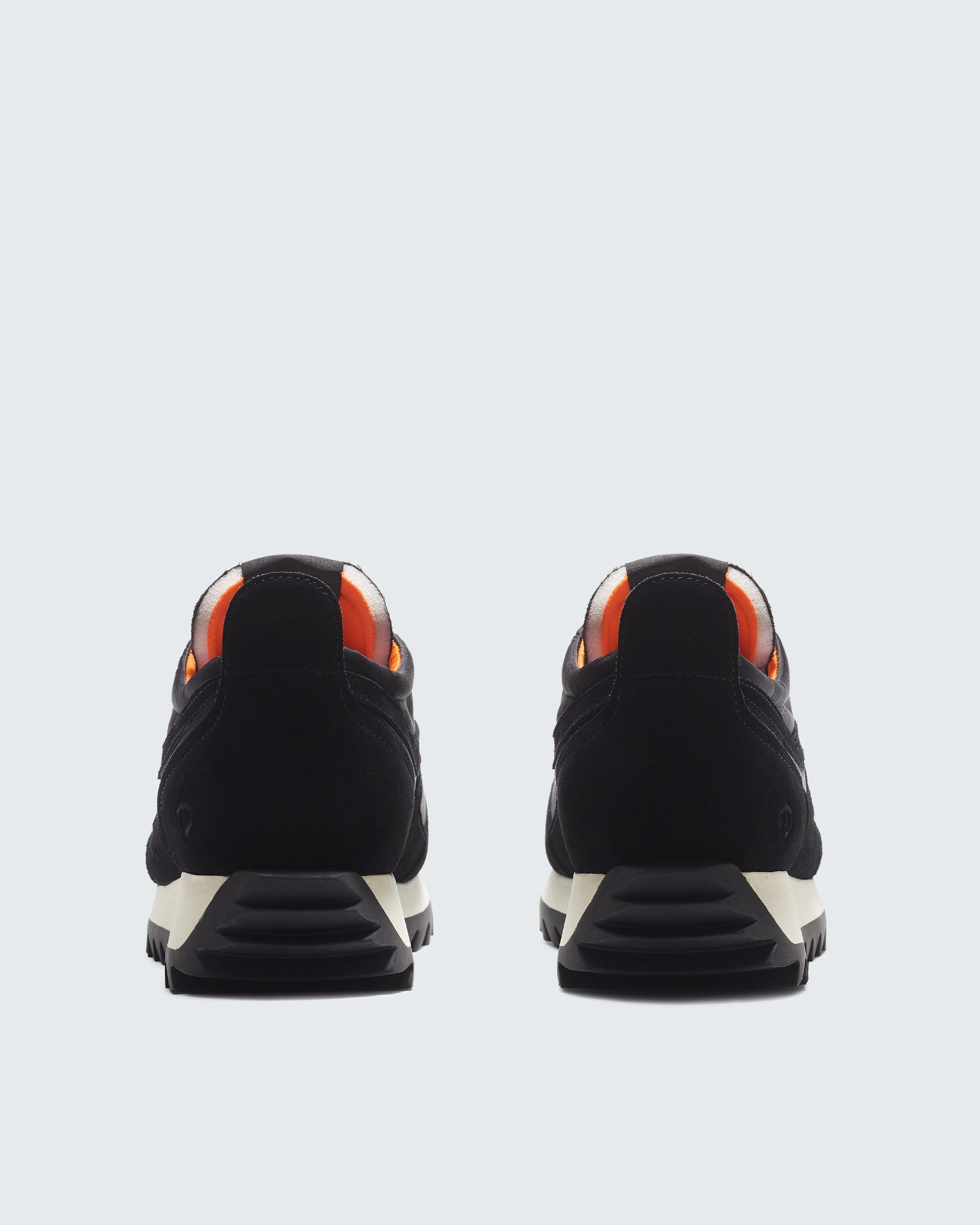 Retro Runner Bomber - Suede
Low Top Sneaker - 3