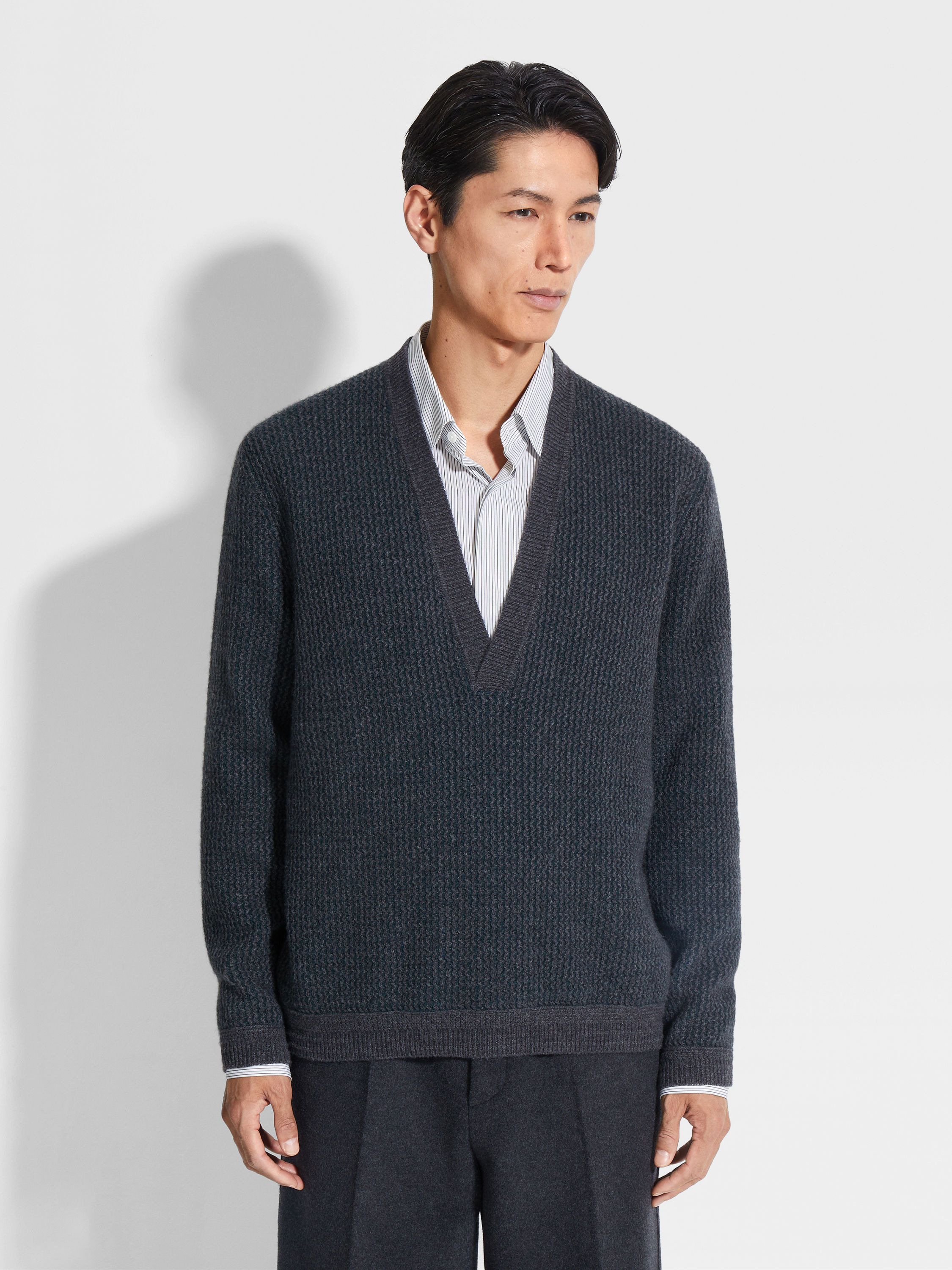 GREY AND DARK GREEN OASI CASHMERE V-NECK - 4