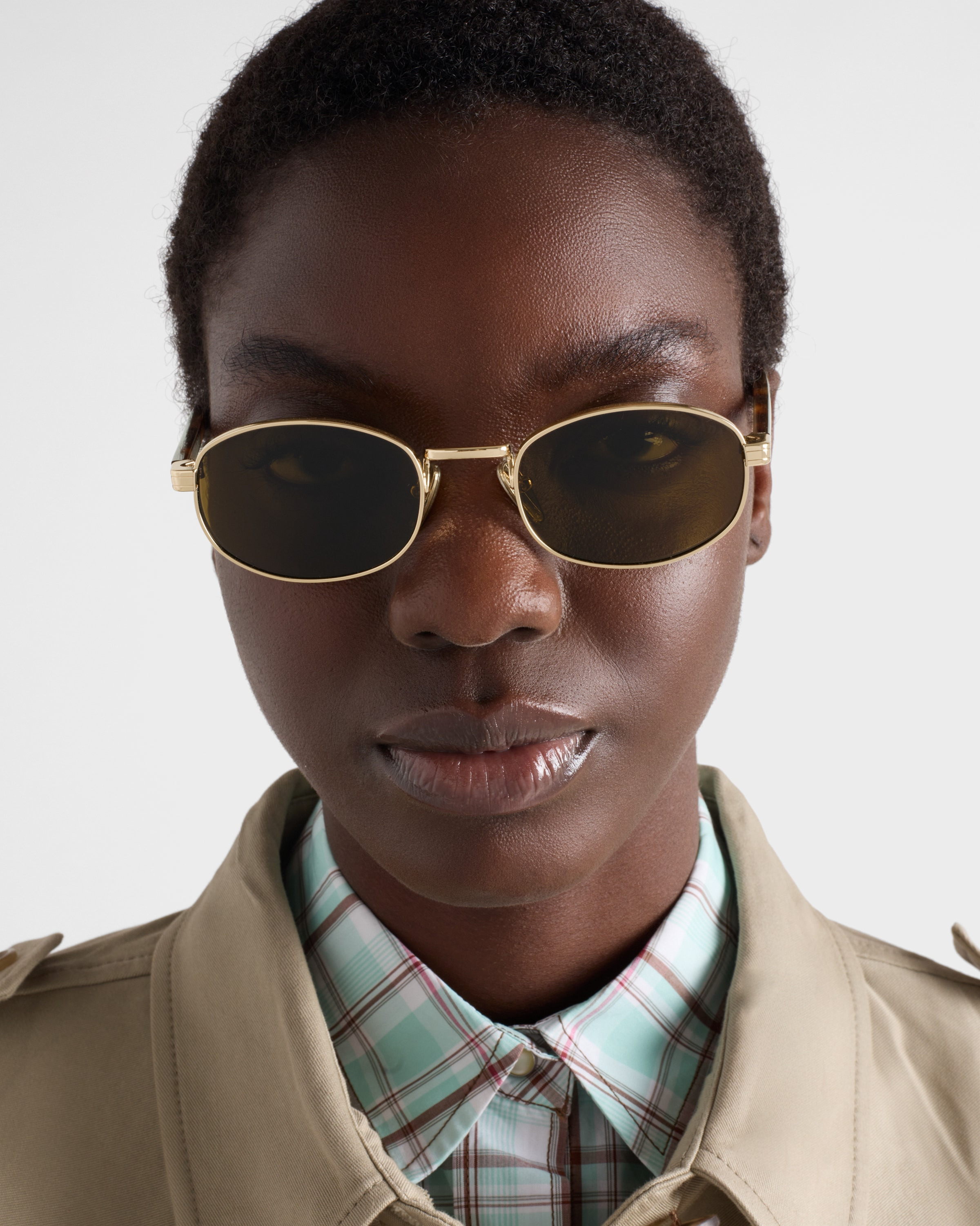 Sunglasses with the iconic metal plaque - 6