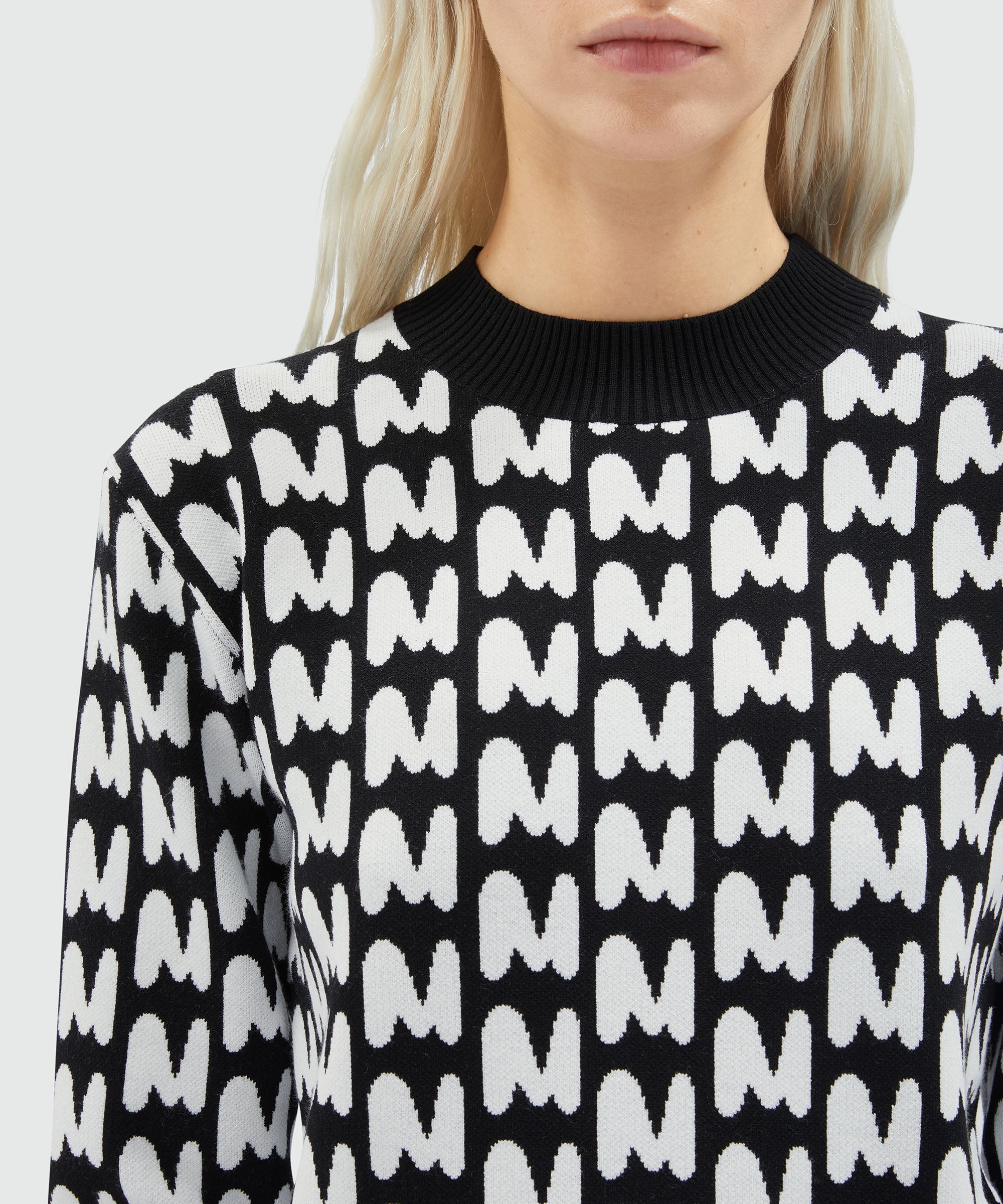 Black and white sweater with "TheMwave" pattern - 5