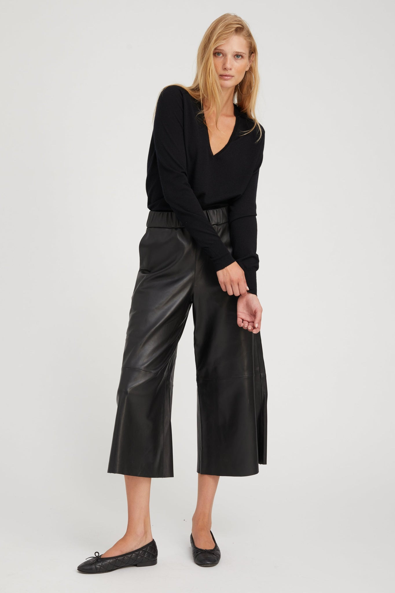 BLACK CASHMERE V-NECK SWEATER - 3