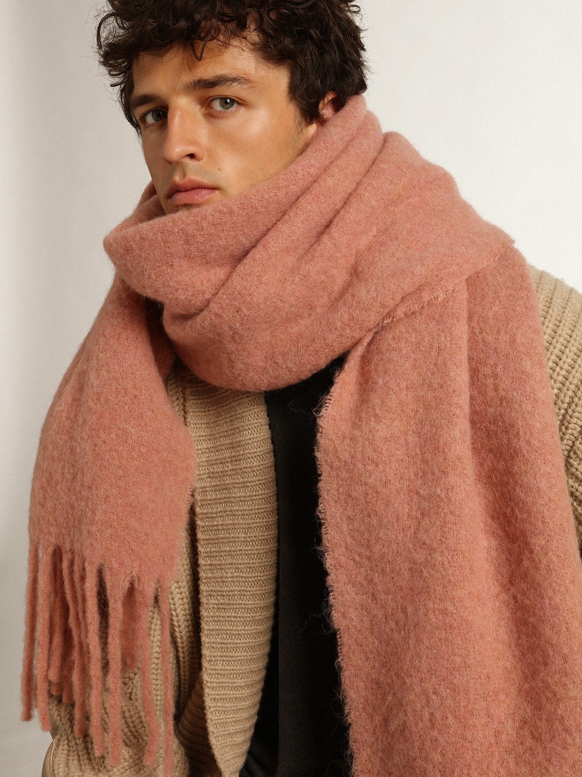 Powder pink wool scarf with fringe and ‘Golden’ lettering - 5