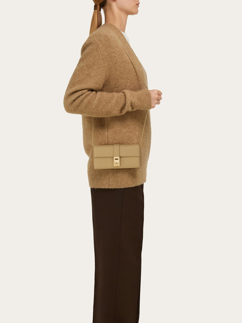 Hug wallet with chain 6