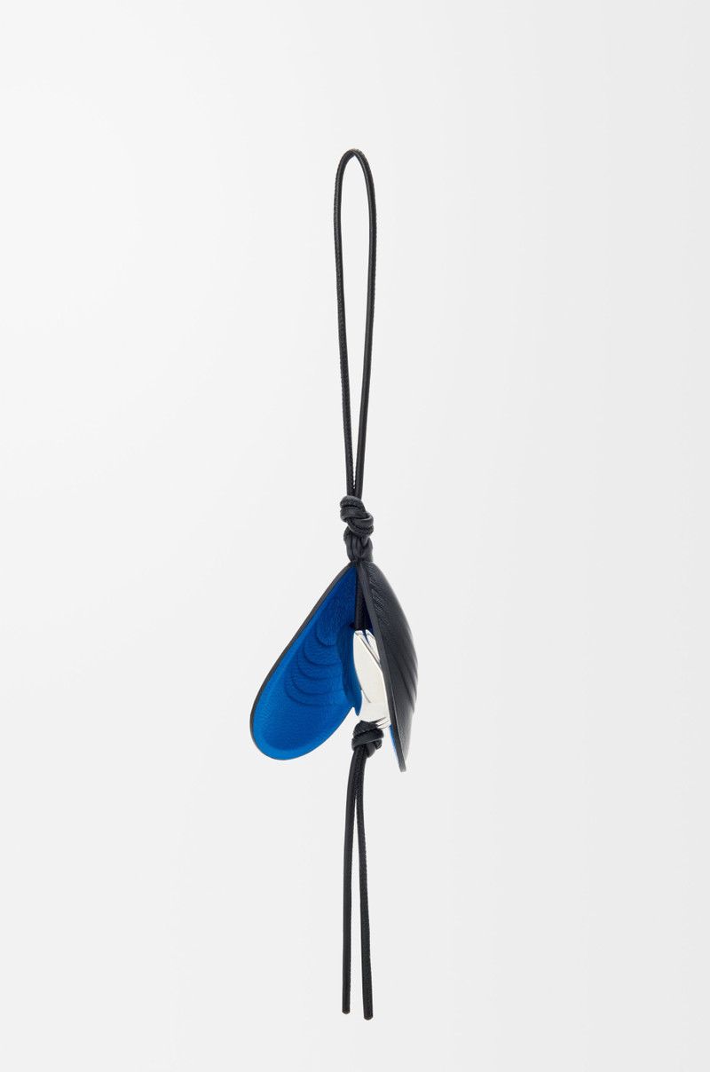 Shell charm in leather 1