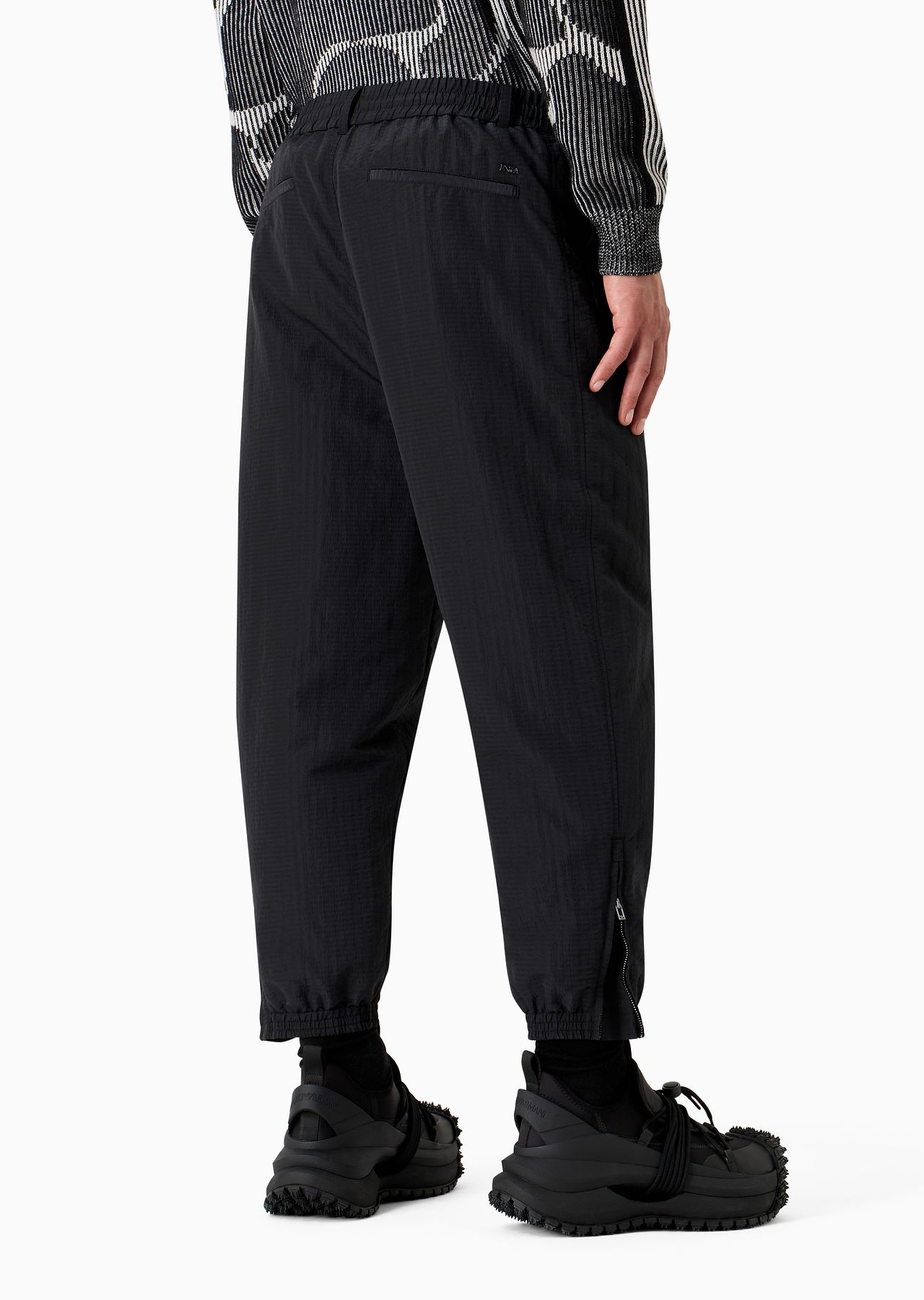 Light nylon seersucker trousers with stretch hem and zip - 3