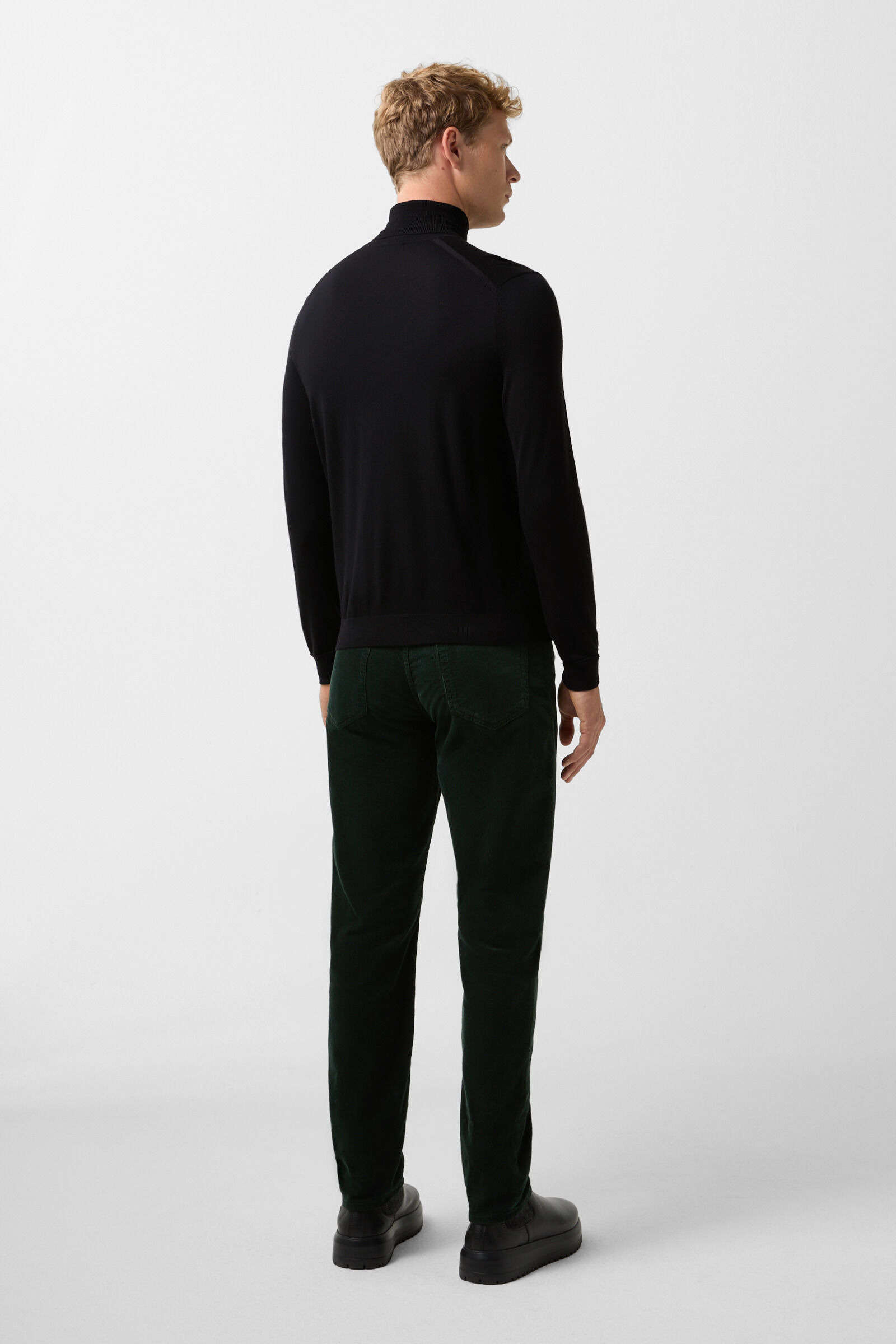 Gordon turtleneck pullover in Black - 3