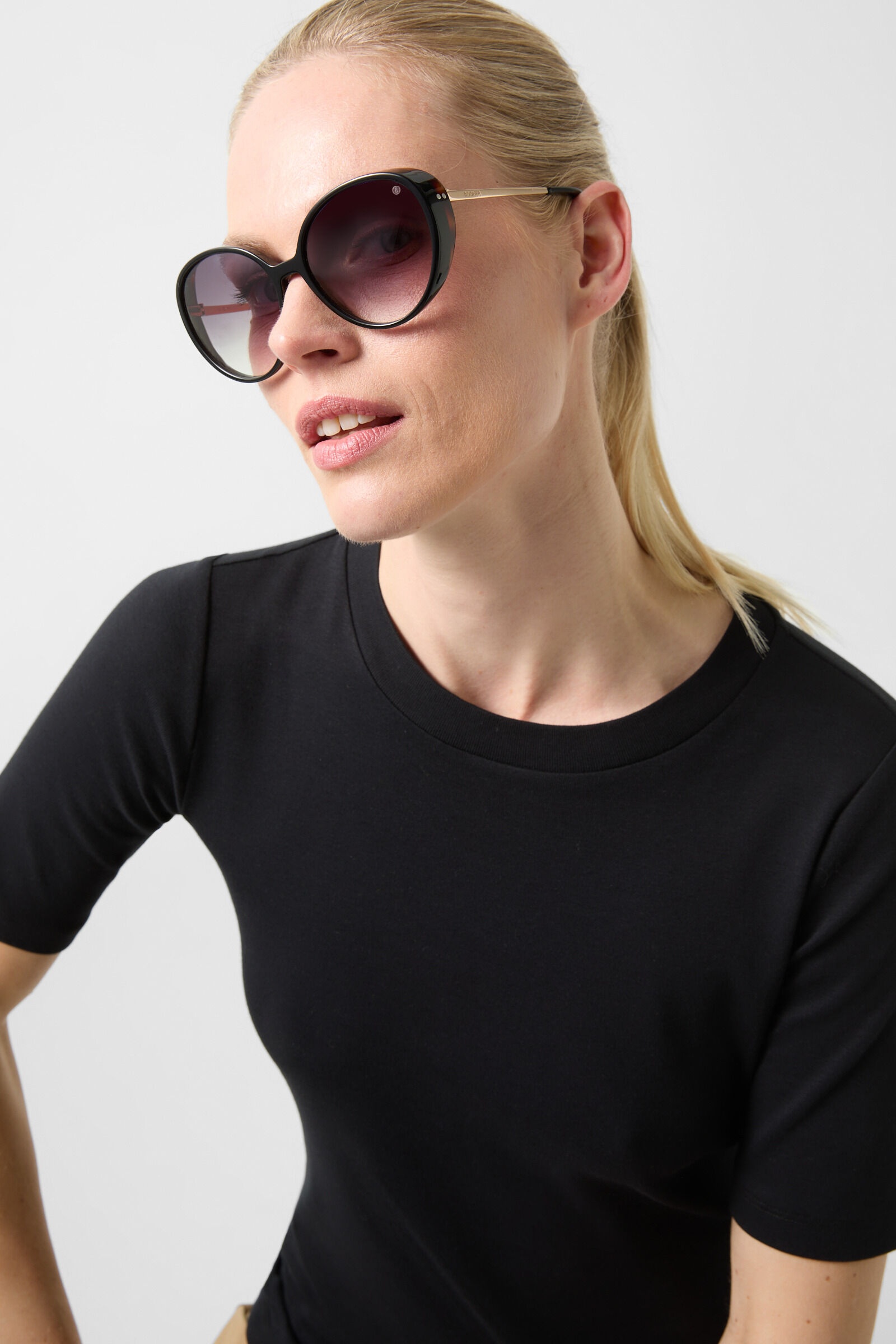 Nikini T-shirt in Black - 4
