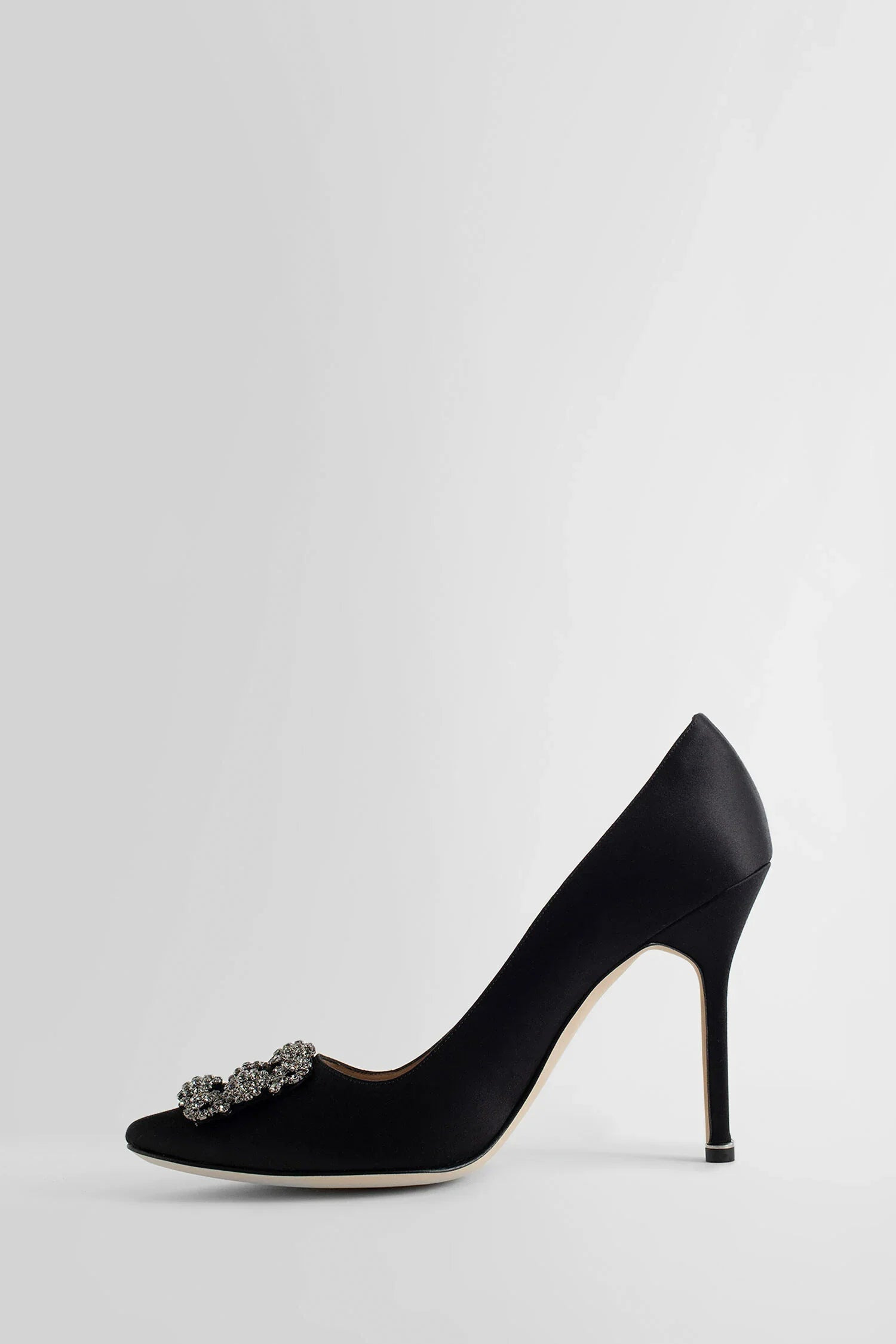 Manolo-Blahnik-Woman-Black-Pumps - 4