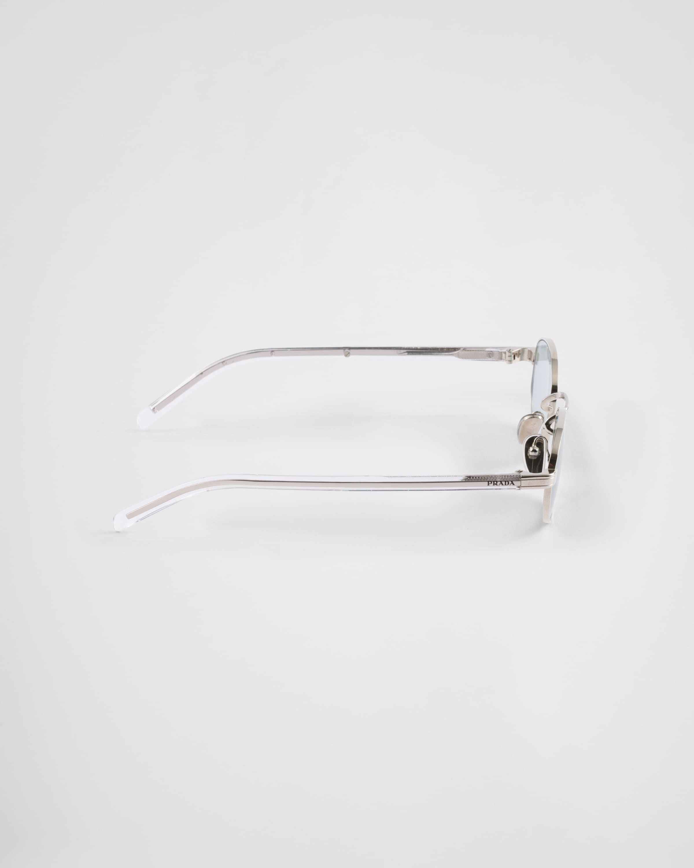 Sunglasses with the iconic metal plaque - 4