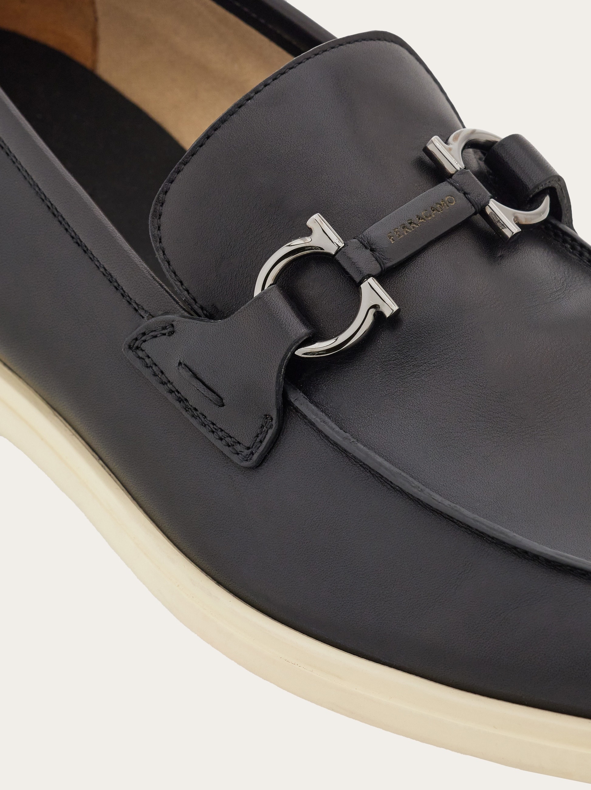 Casual loafer with Gancini ornament - 7