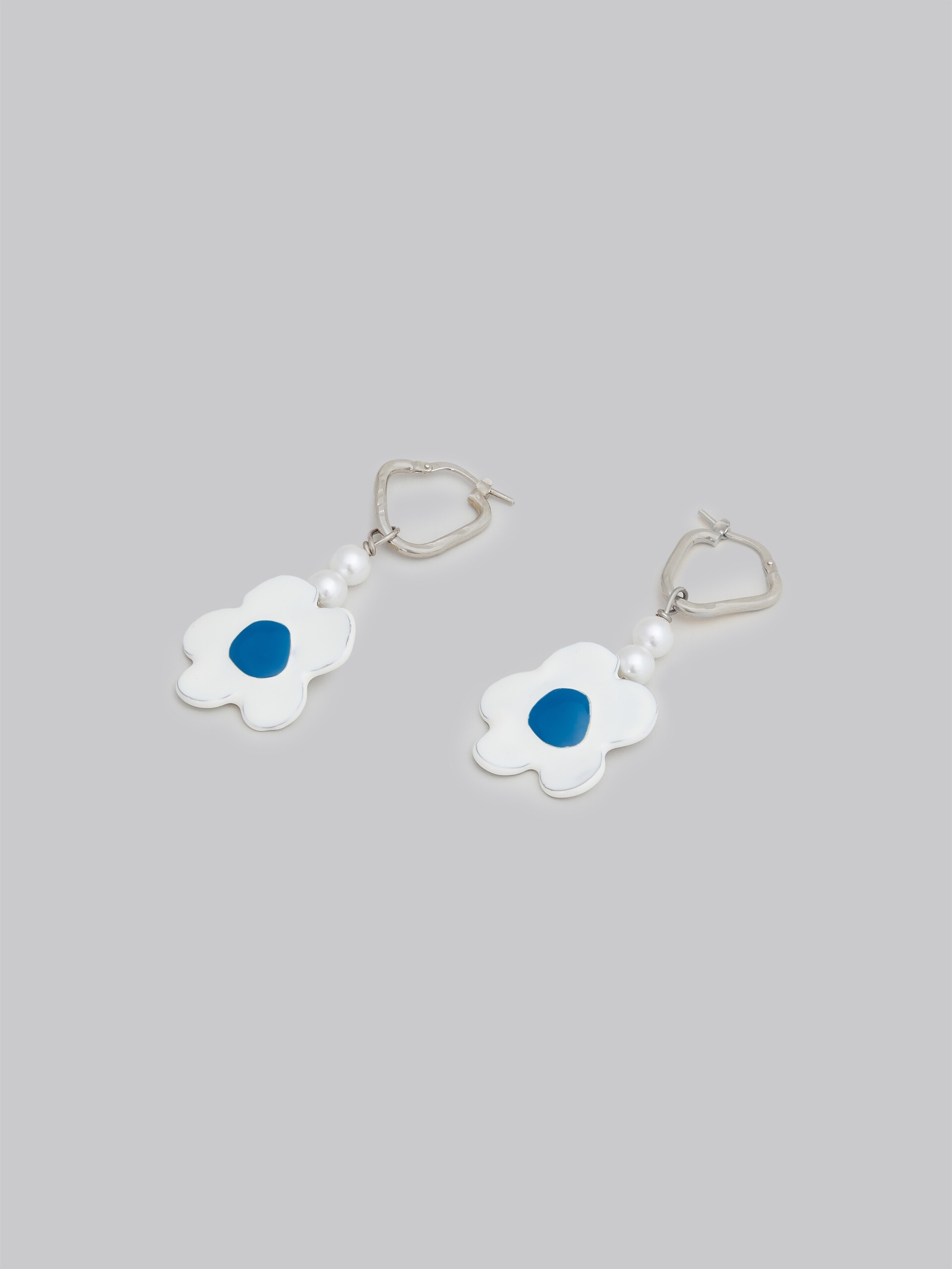 EARRINGS WITH WHITE FLOWER - 4