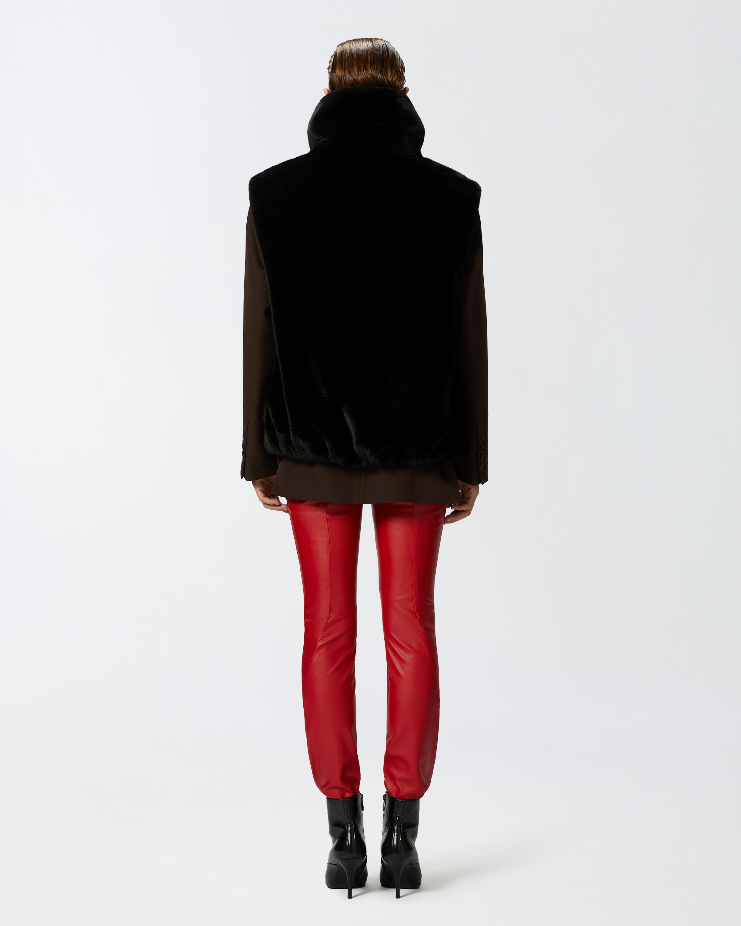 SLEEVELESS FAUX FUR JACKET WITH HIGH COLLAR. - 4