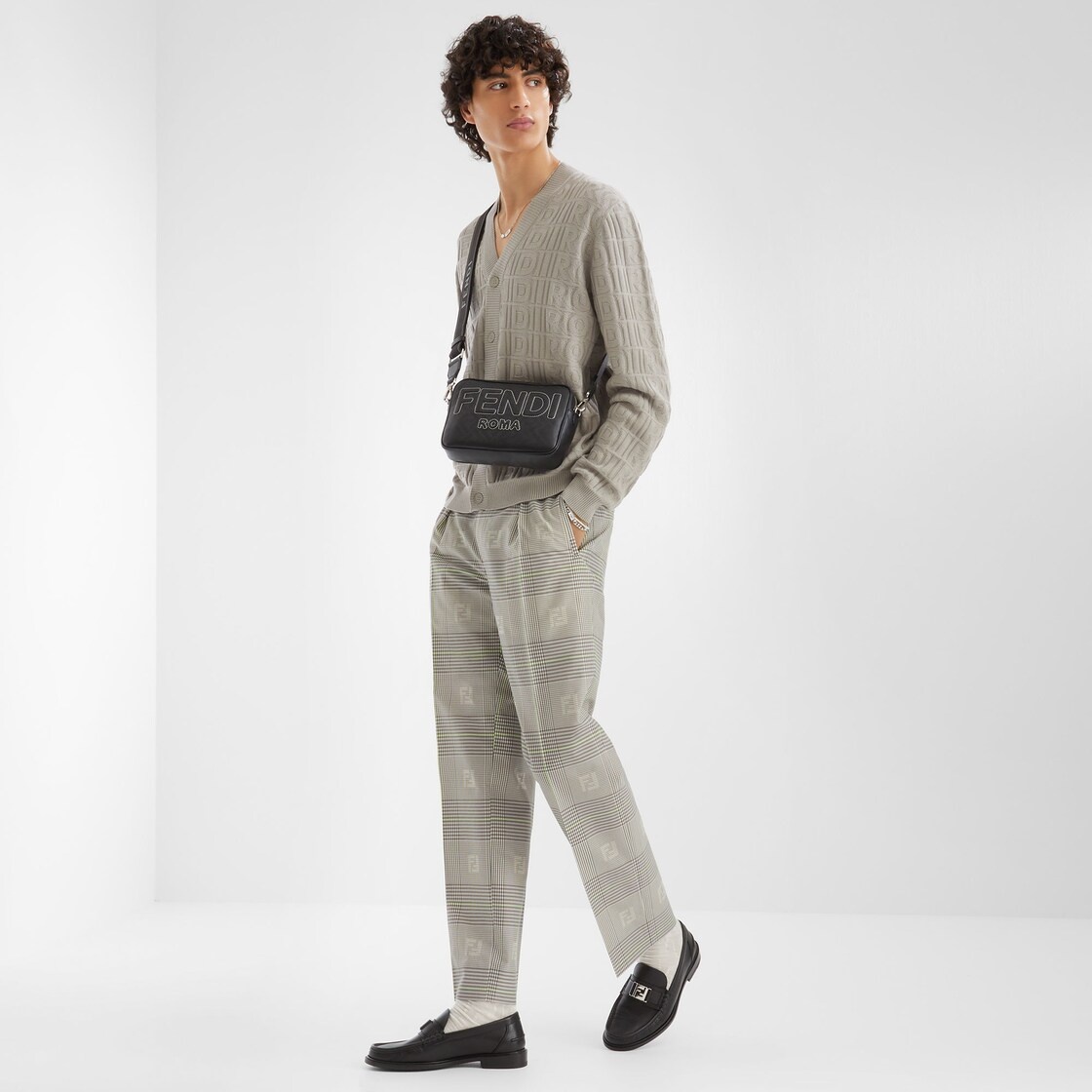 Cigarette trousers with elastic waistband and pleats on the front. Pockets on the sides and welt poc - 4
