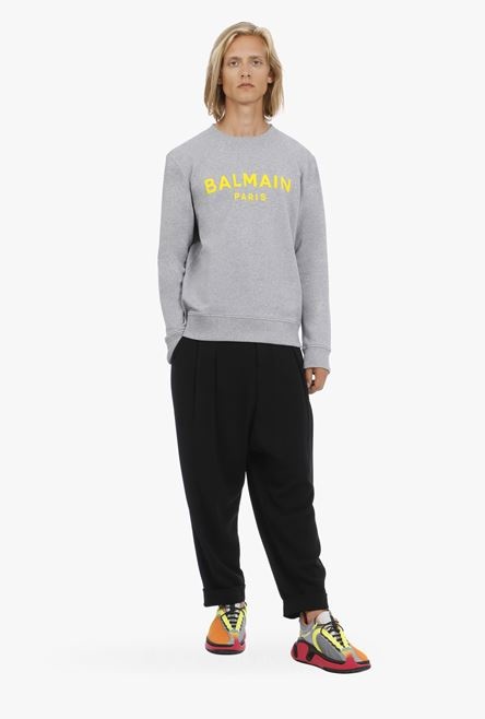 Gray cotton sweatshirt with yellow velvet Balmain logo - 2