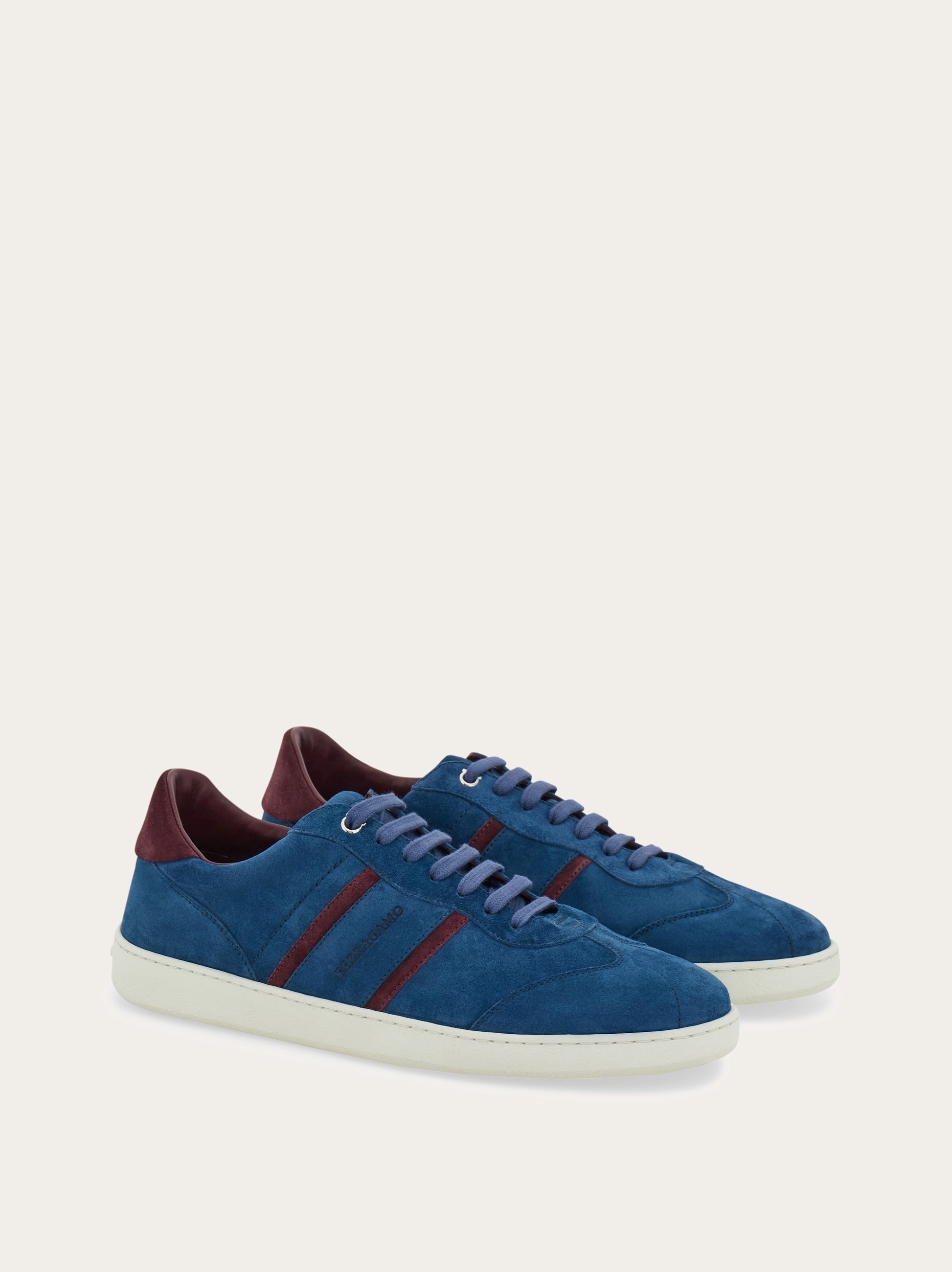 Low top sneaker with signature - 4