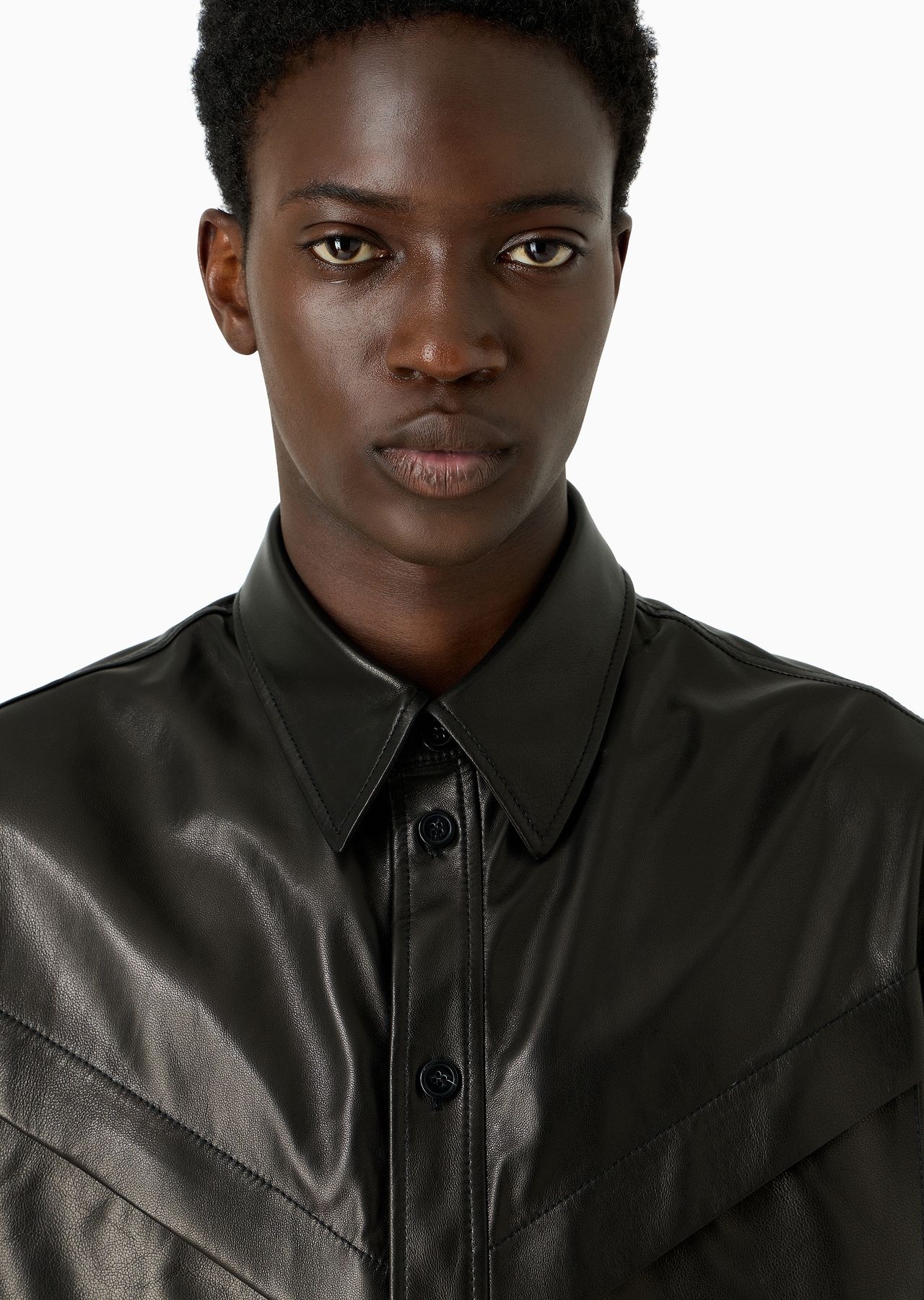 Short-sleeved shirt in partially vegetable-tanned plonge lamb nappa leather - 5