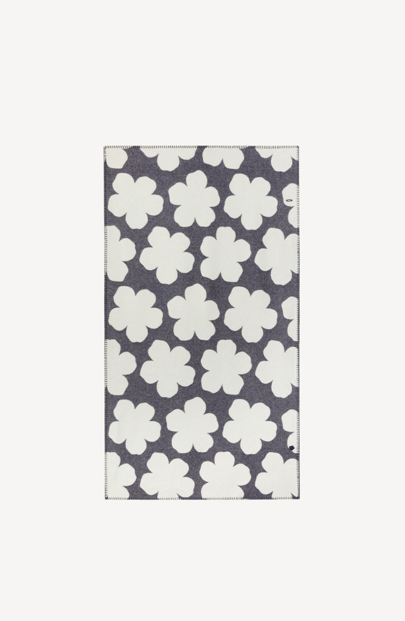 'Hana Dots' blanket 1