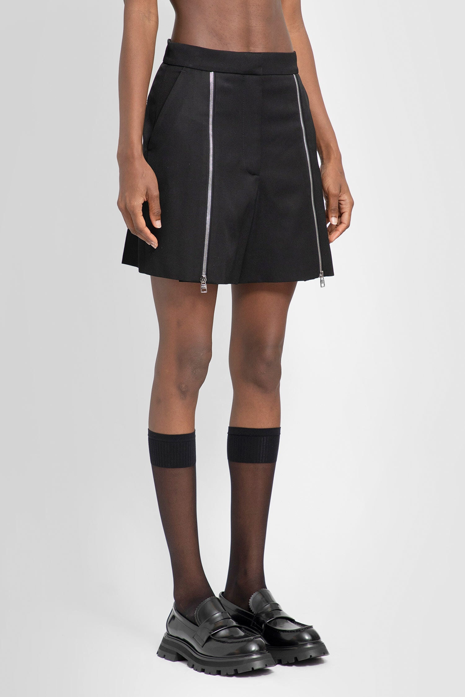 ショートパンツ ALEXANDER MCQUEEN Women Shorts  Burmudas 781002 QJAAC 1000 McQueen - Cotton shorts black - The Corner