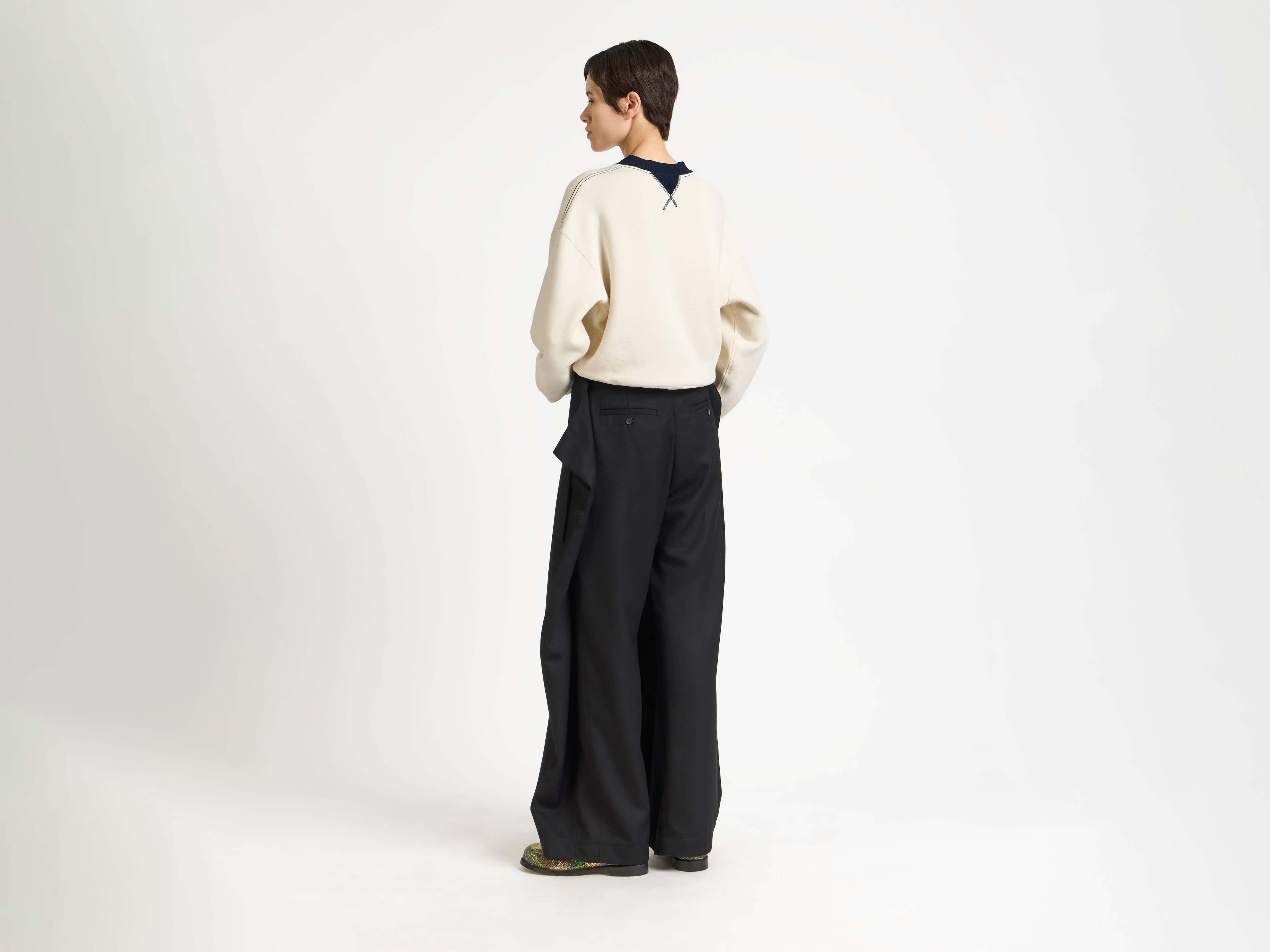 CONTRAST COLLAR SWEATSHIRT IN ECRU & NAVY - 3