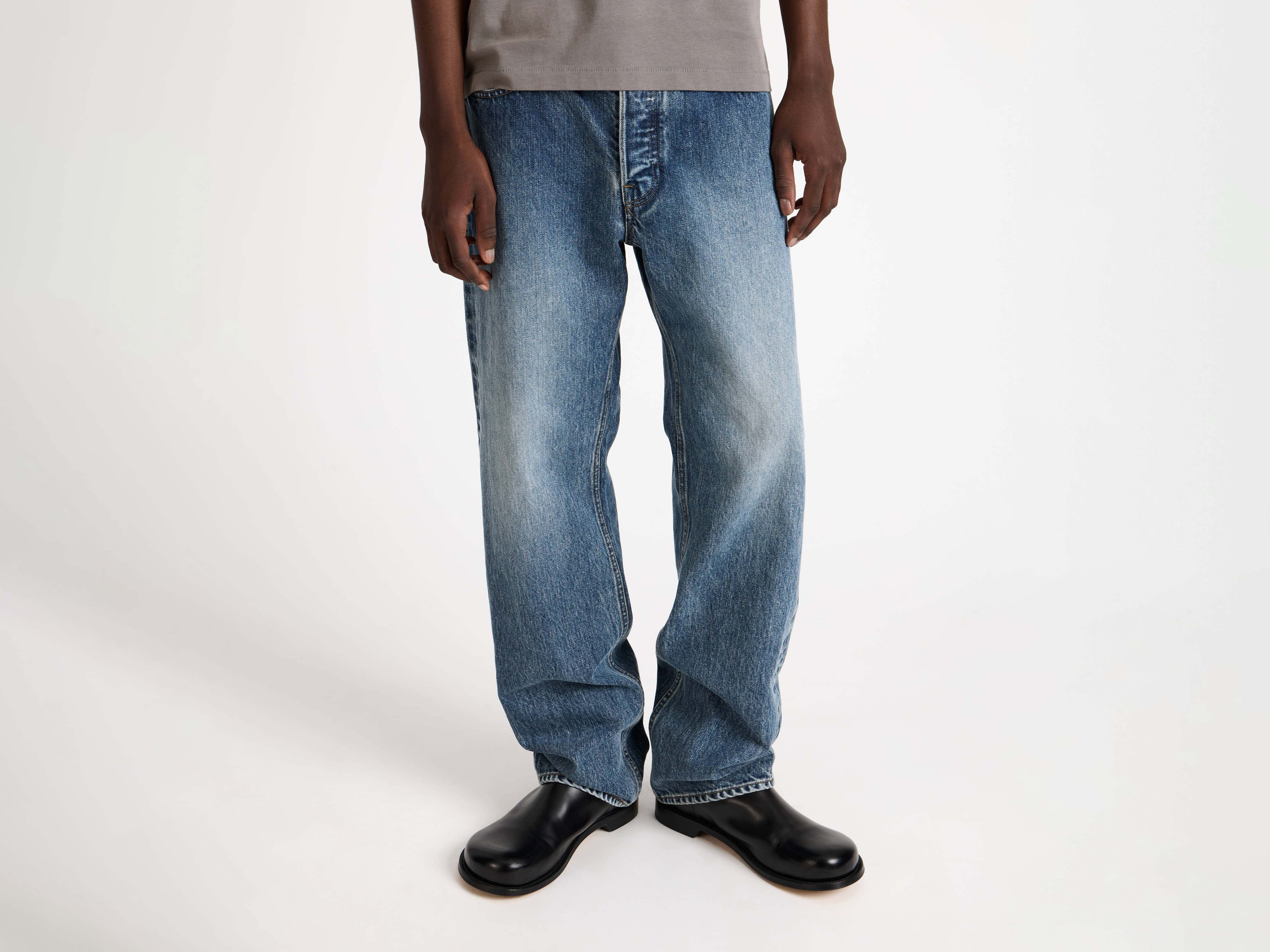 STRAIGHT LEG JEANS IN MID BLUE - 5