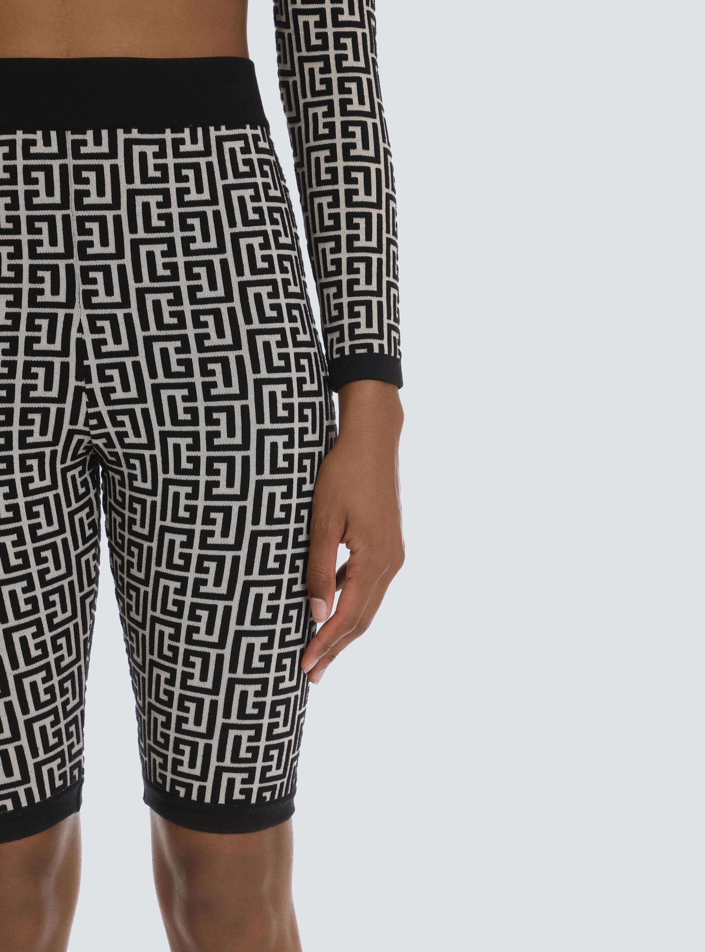 Bicolor jacquard knit shorts with Balmain monogram - 8