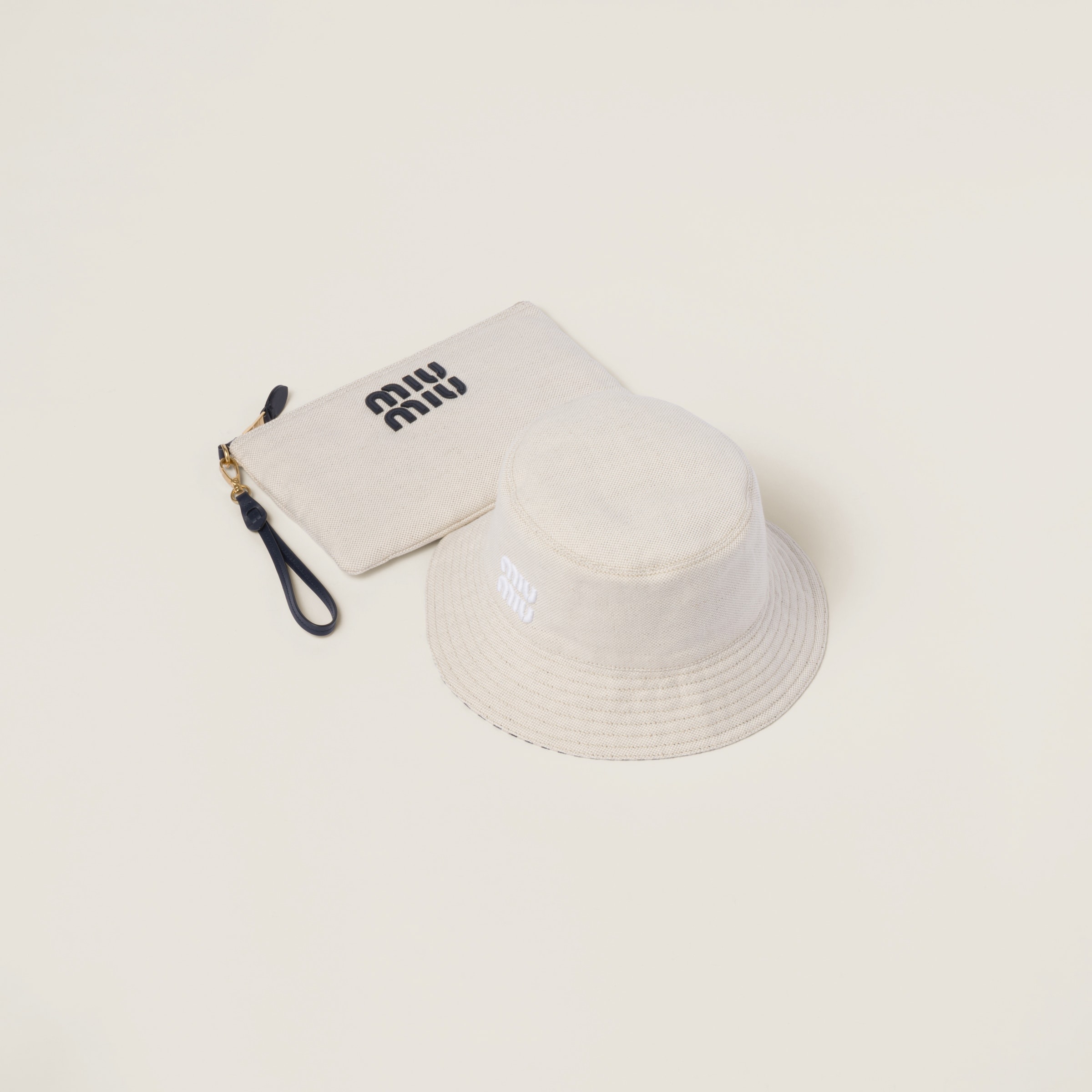 Reversible hat with pouch - 1