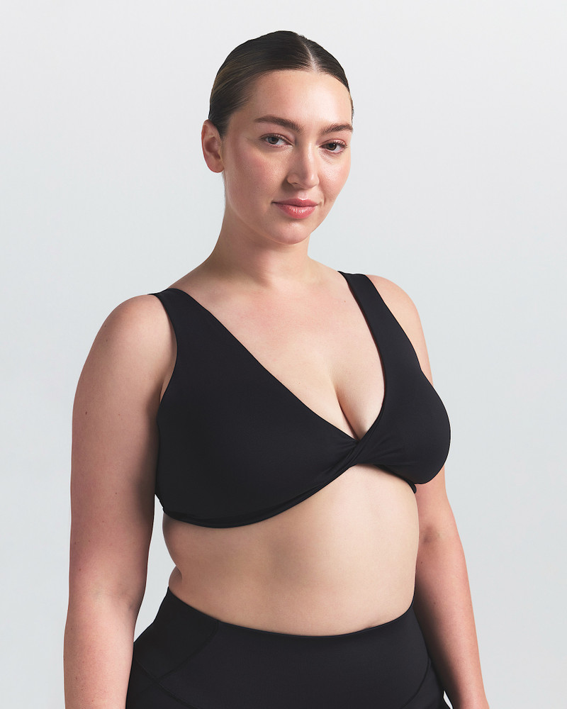 NikeSKIMS Matte Women's Twist-Front Bra 4