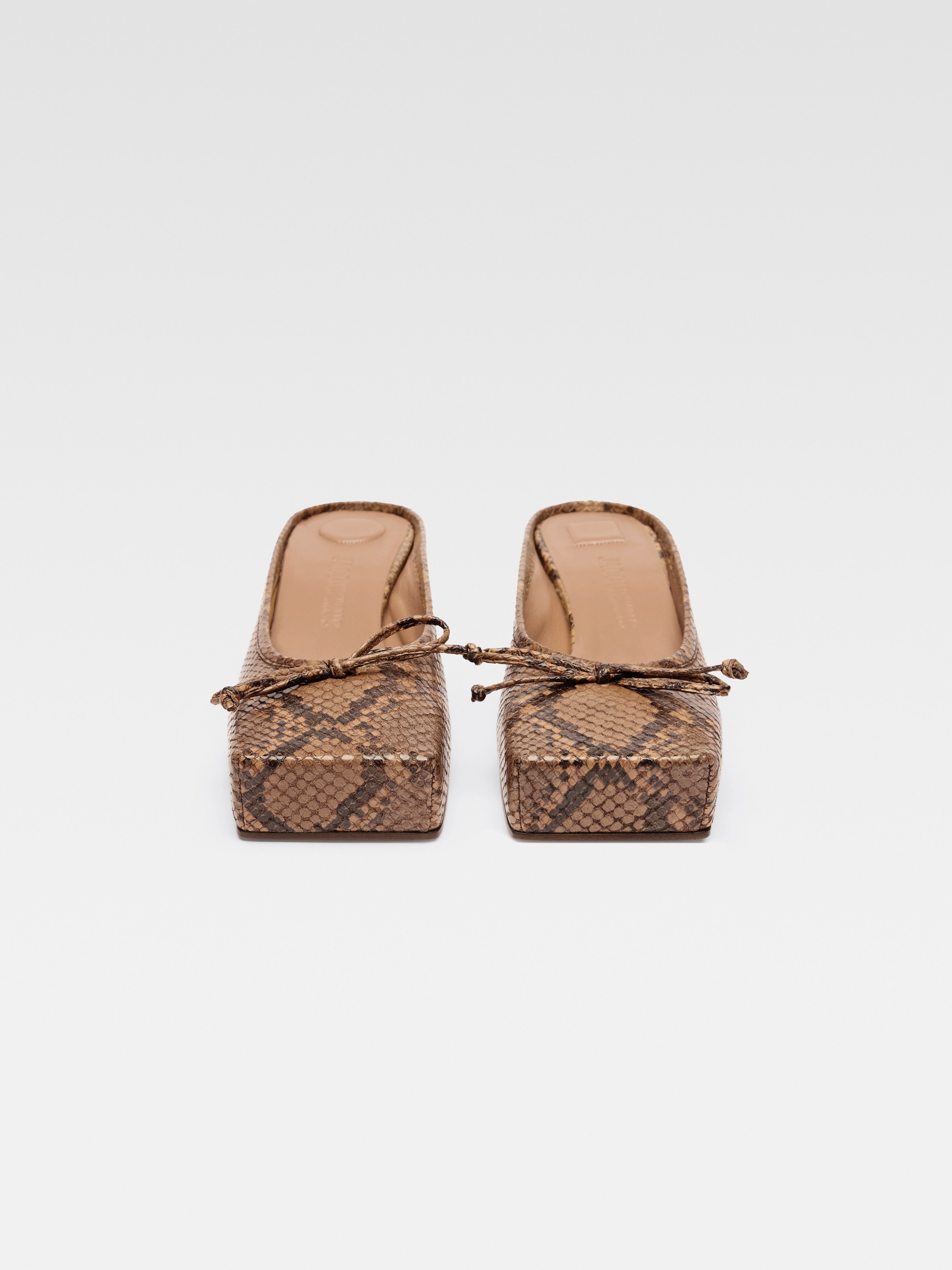 シューズ・サンダルその他 JACQUEMUS Le Ballet square mule in brown python effect JACQUEMUS Le Ballet square mule in brown python effect