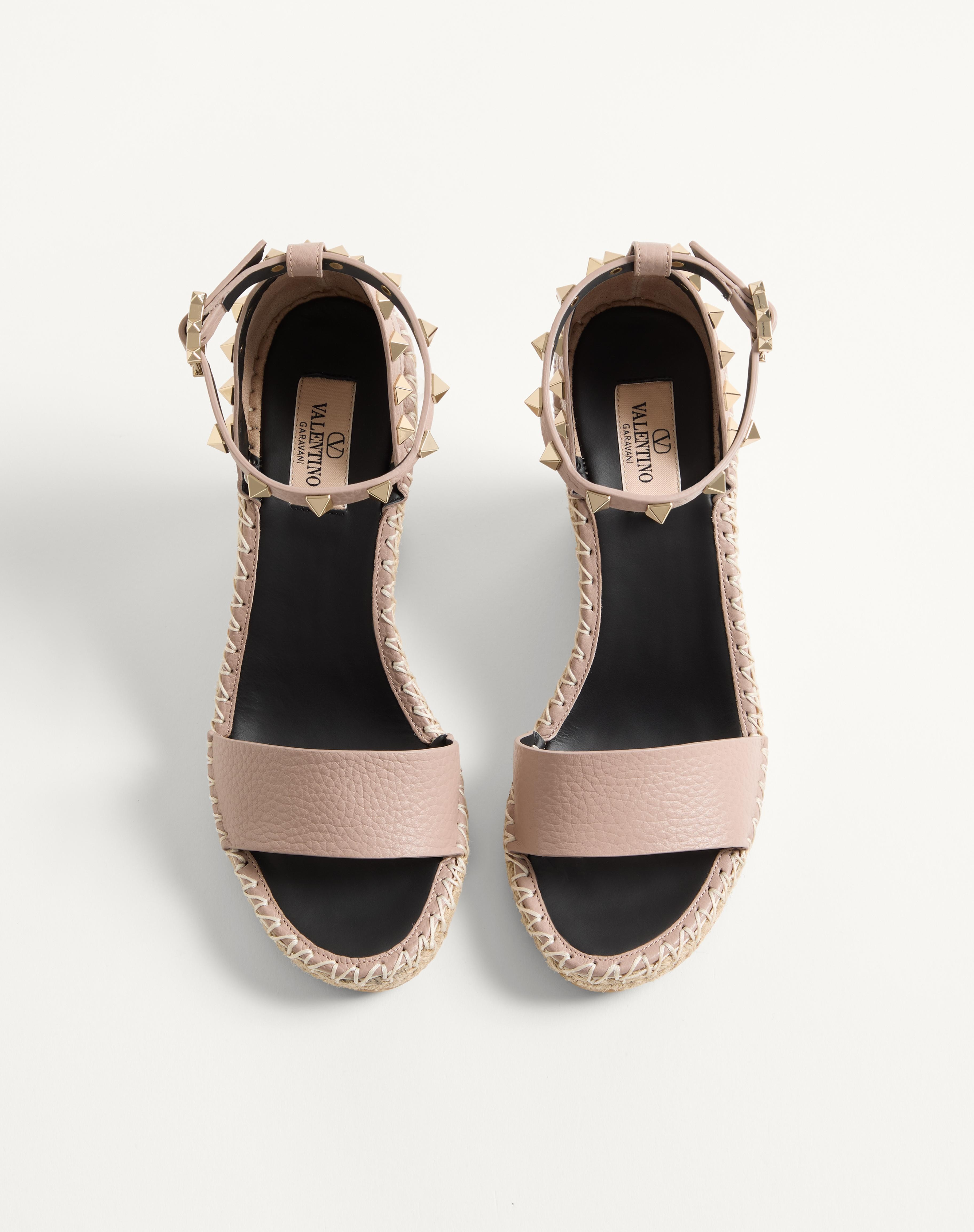 DOUBLE ROCKSTUD GRAINY CALFSKIN WEDGE SANDAL 105 MM - 4