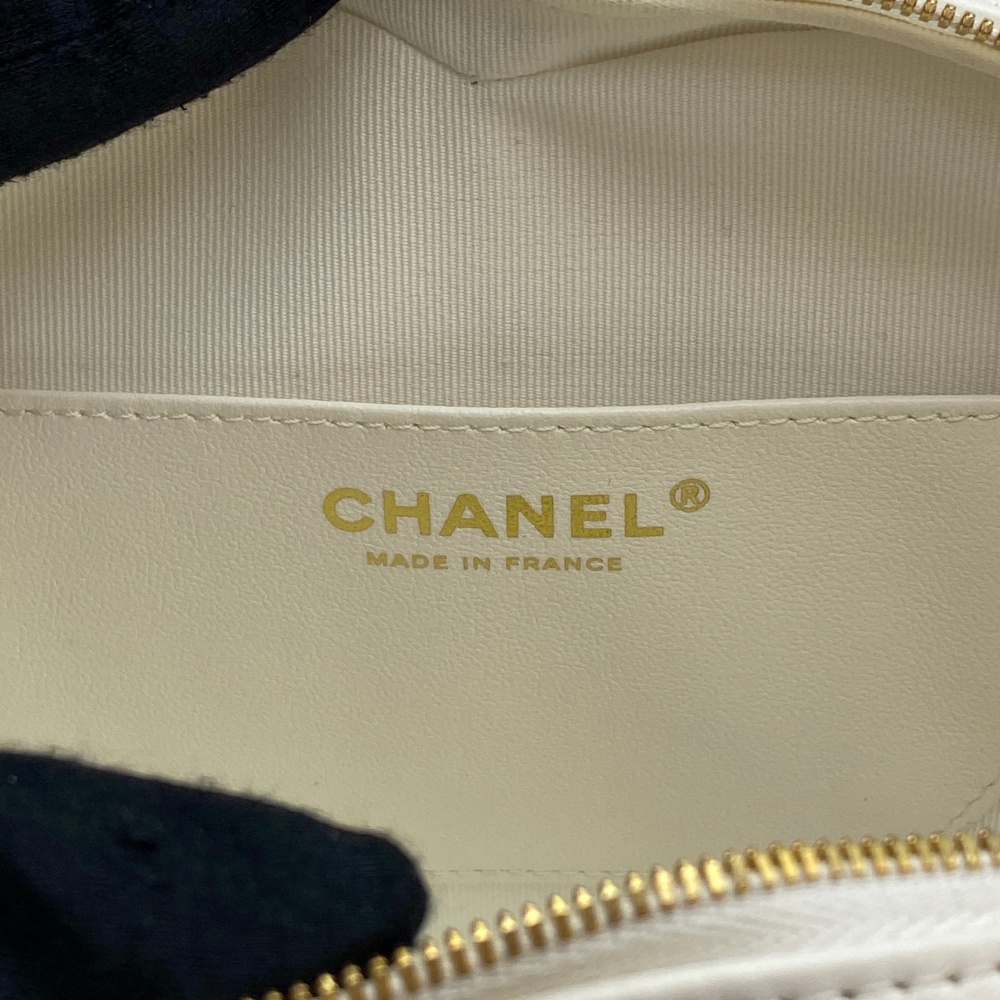 Chanel 2022 White Heart Bag Large AS3191 (Built-in Chip) - 11
