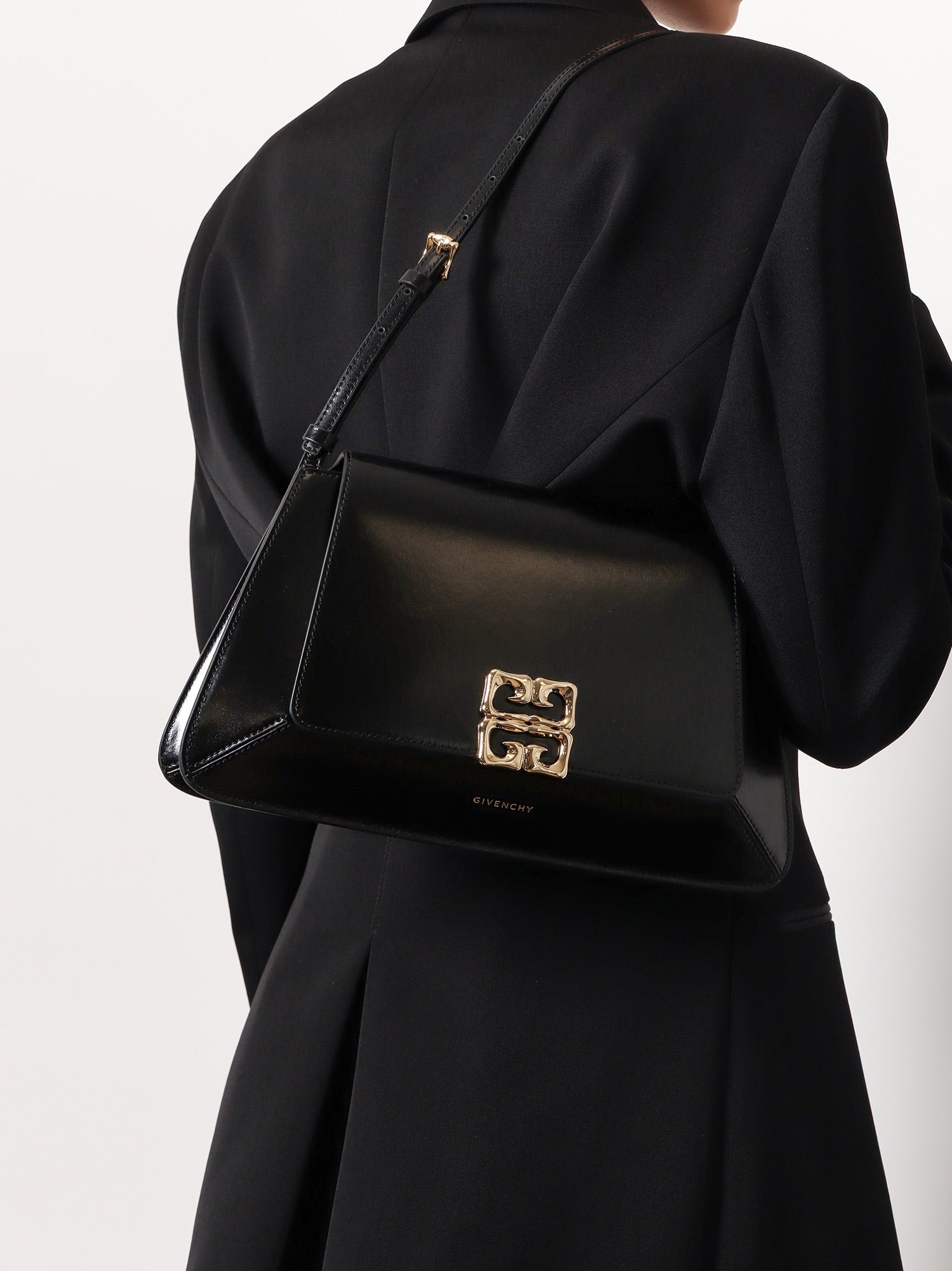 ショルダーバッグ・ポシェット GIVENCHY 4g leather shoulder bag with 4g liquid buckle Givenchy 4g leather shoulder bag with 4g liquid buckle