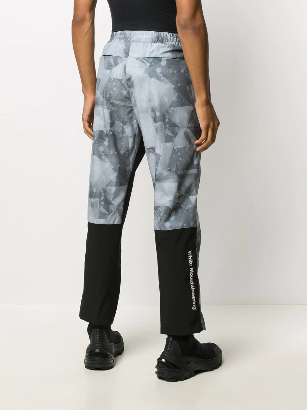 x Colman AGE geometric print trousers - 4