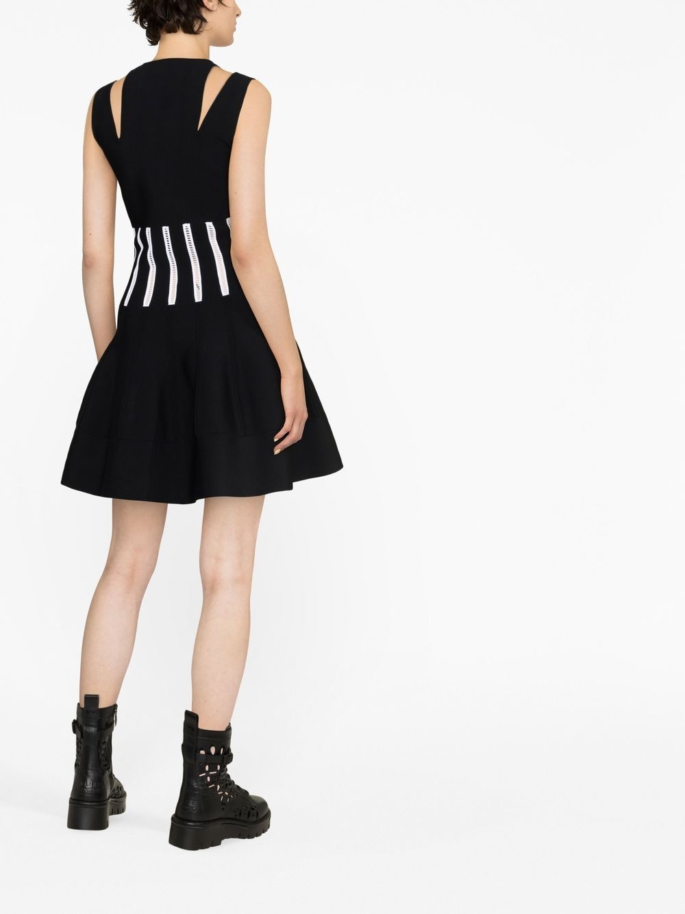 V-neck sleeveless dress - 3