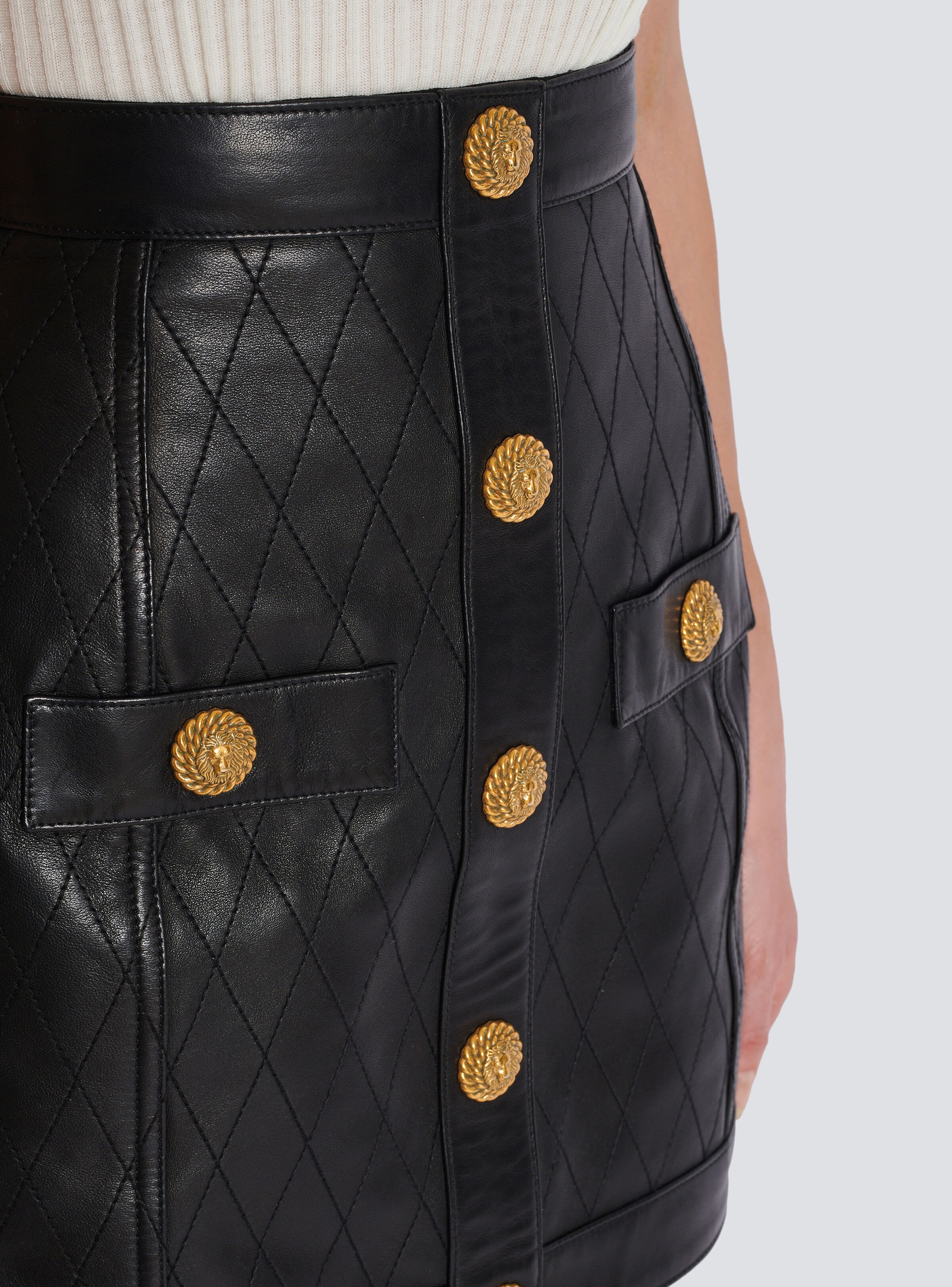 Topstitched leather skirt with buttons - 7