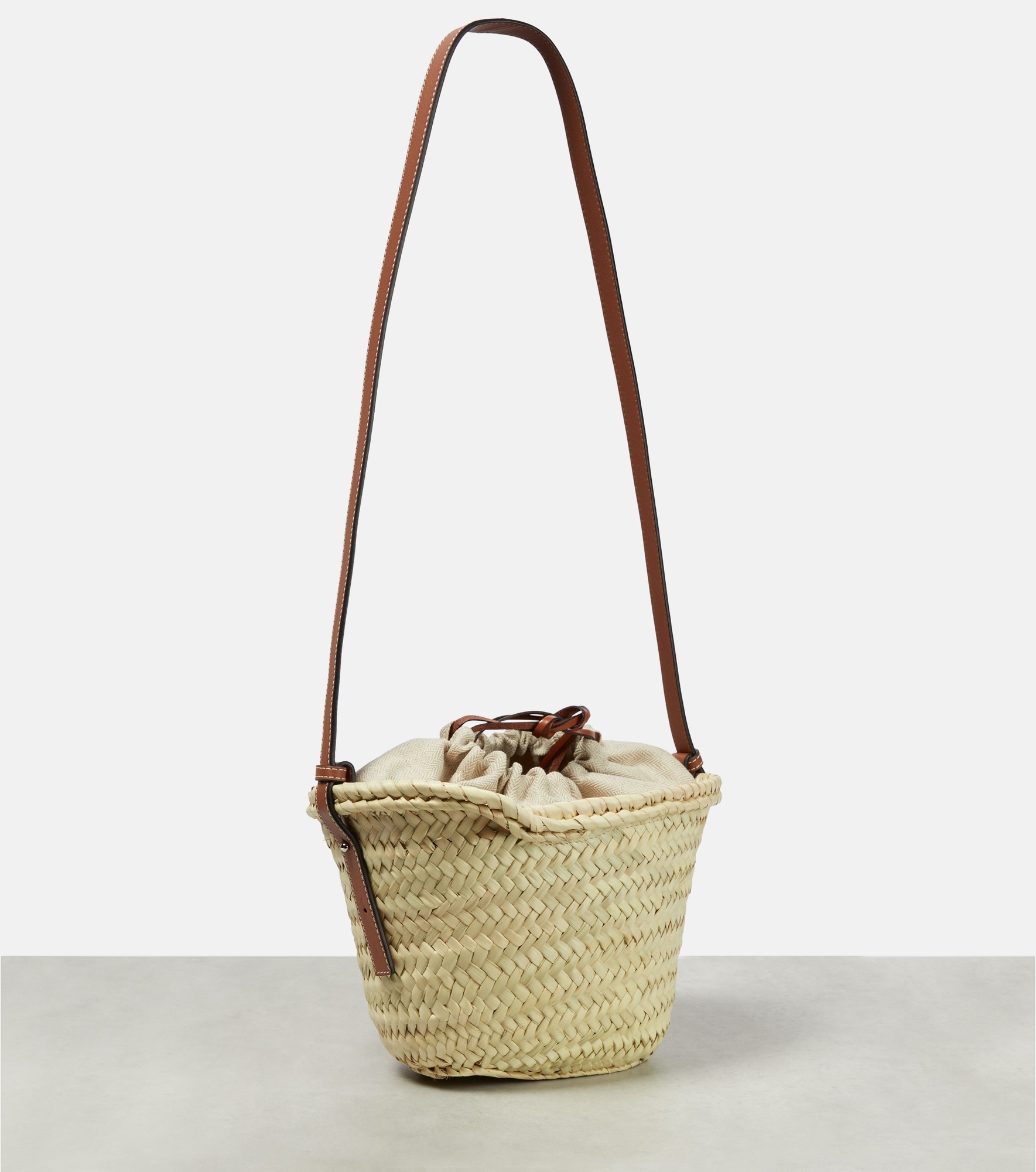 Paula's Ibiza Anagram woven shoulder bag - 4